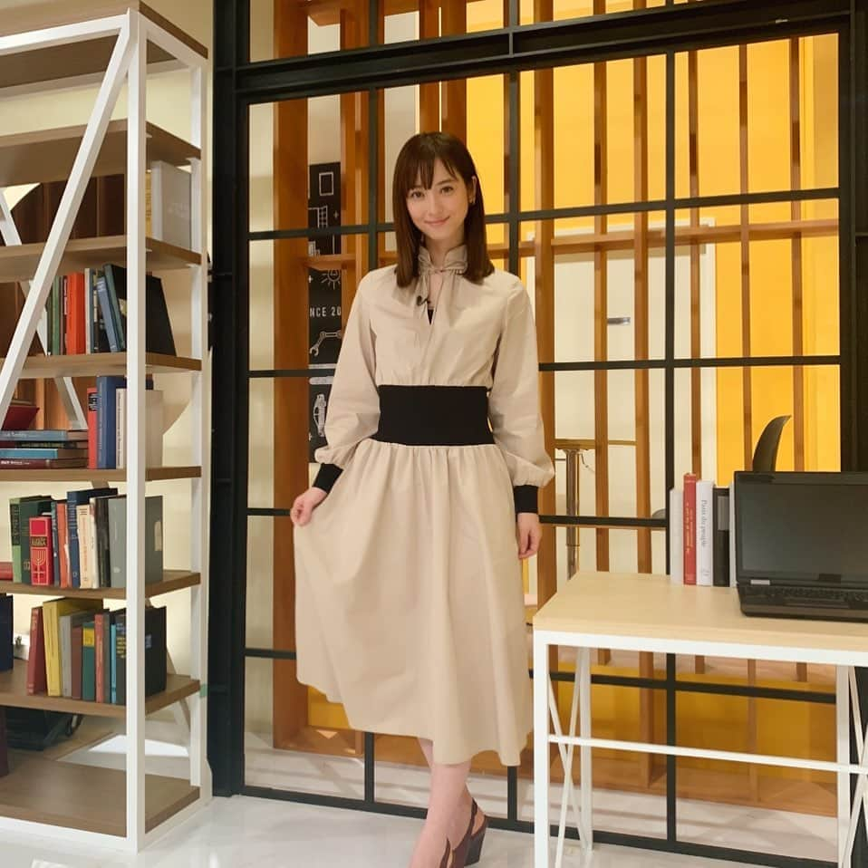 佐々木希さんのインスタグラム写真 - (佐々木希Instagram)「本日の#所JAPAN 始まりました！ 今回は、お城の”熱中先生”こと千田先生が、お城の楽しみ方＆今しか見られない熊本城の魅力を紹介してくださいます☺︎  outfit:#toryburch shoes:#toryburch styling:#maiko さん hair&makeup:#笹本恭平 さん」10月5日 22時02分 - nozomisasaki_official