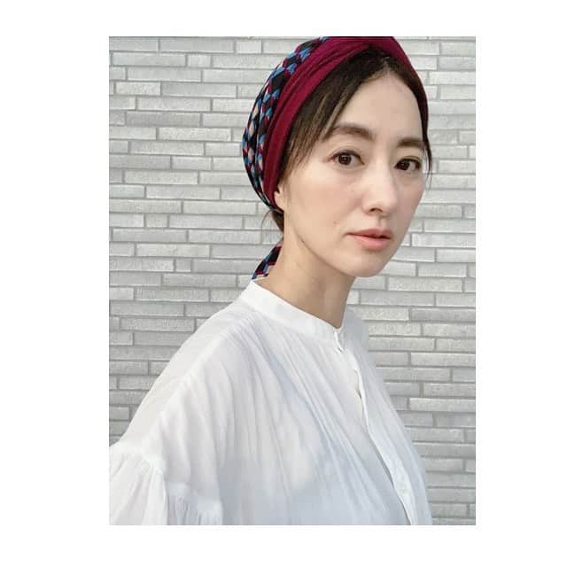 前田ゆかのインスタグラム：「無地と幾何学柄のターバン！  @chapeaud_o   昨年購入して一度も使ってなかったのを思い出してアクセントに投入。今年の秋は出番が増えそうな予感✨  #シャポードオー  #ターバン #アレンジ #秋冬 #秋はボルドーを身につけたい #変化をつけたい時におすすめ #ファッションやメークに食で季節を感じる」