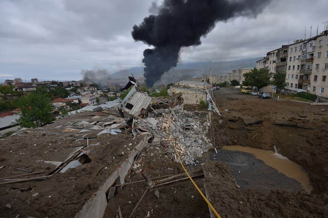 NBC Newsさんのインスタグラム写真 - (NBC NewsInstagram)「Hundreds of people have been killed in the latest outbreak of war over Nagorno-Karabakh, a mountain enclave that belongs to Azerbaijan under international law but is populated and governed by ethnic Armenians.⁠ ⁠ Armenia and Azerbaijan accused each other on Monday of attacking civilian areas on a 9th day of fighting, the deadliest in the South Caucasus region for more than 25 years.⁠ ⁠ Full story at the link in our bio.⁠ ⁠ 📸 Karo Sahakyan / Armenian Government / @afpphoto」10月5日 22時14分 - nbcnews