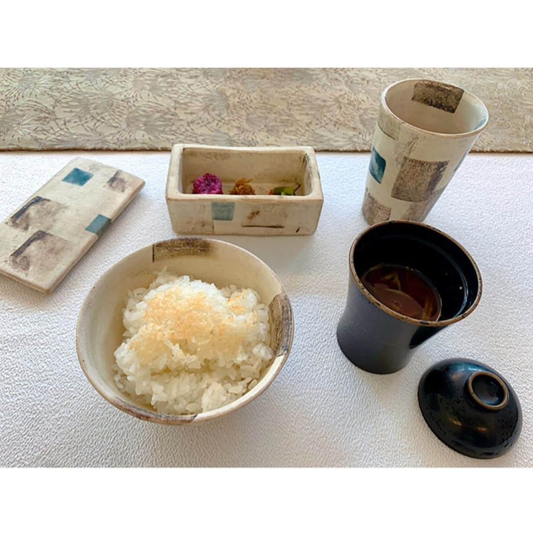 百合華さんのインスタグラム写真 - (百合華Instagram)「京都嵐山にひっそりと佇む京料理×フレンチのイノベーティブフュージョン『嵐山 MITATE』にて女子会ランチタイム②🍽💕 ﻿  グラスを丁寧にコロコロしながら全体に香りを纏わせたペアリングのドリンクは、お料理に寄り添うタイプの味わいで様々な風味を堪能する事が出来ました✨  〆には釜で炊かれた炊きたての白飯を勿論お代わりちゃんww🍚🍚  今回のコース料理のテーマ『３人のプリンセスの物語』にぴったりな女子会ランチで御座いました🥰🥰🥰  見舘シェフのカラフルな創作料理やファンタジー感のある演出は素敵な思い出になる事間違いなし💖  #japan﻿ #日本﻿ #kyoto ﻿ #京都﻿ #嵐山﻿ #和食﻿ #フレンチ﻿ #イノベーティブフュージョン ﻿ #innovativefusion ﻿ #嵐山mitate ﻿ #lunchtime  #ランチタイム﻿ #princess #プリンセス #ペアリング #コース料理 ﻿ #コース仕立て﻿ #天使の海老 #世界観 #魔法﻿ #八寸﻿ #御祝い #女子会 #女子会ランチ #美食 #美食家 #aumoグルメ」10月5日 22時09分 - yurika.lovelily