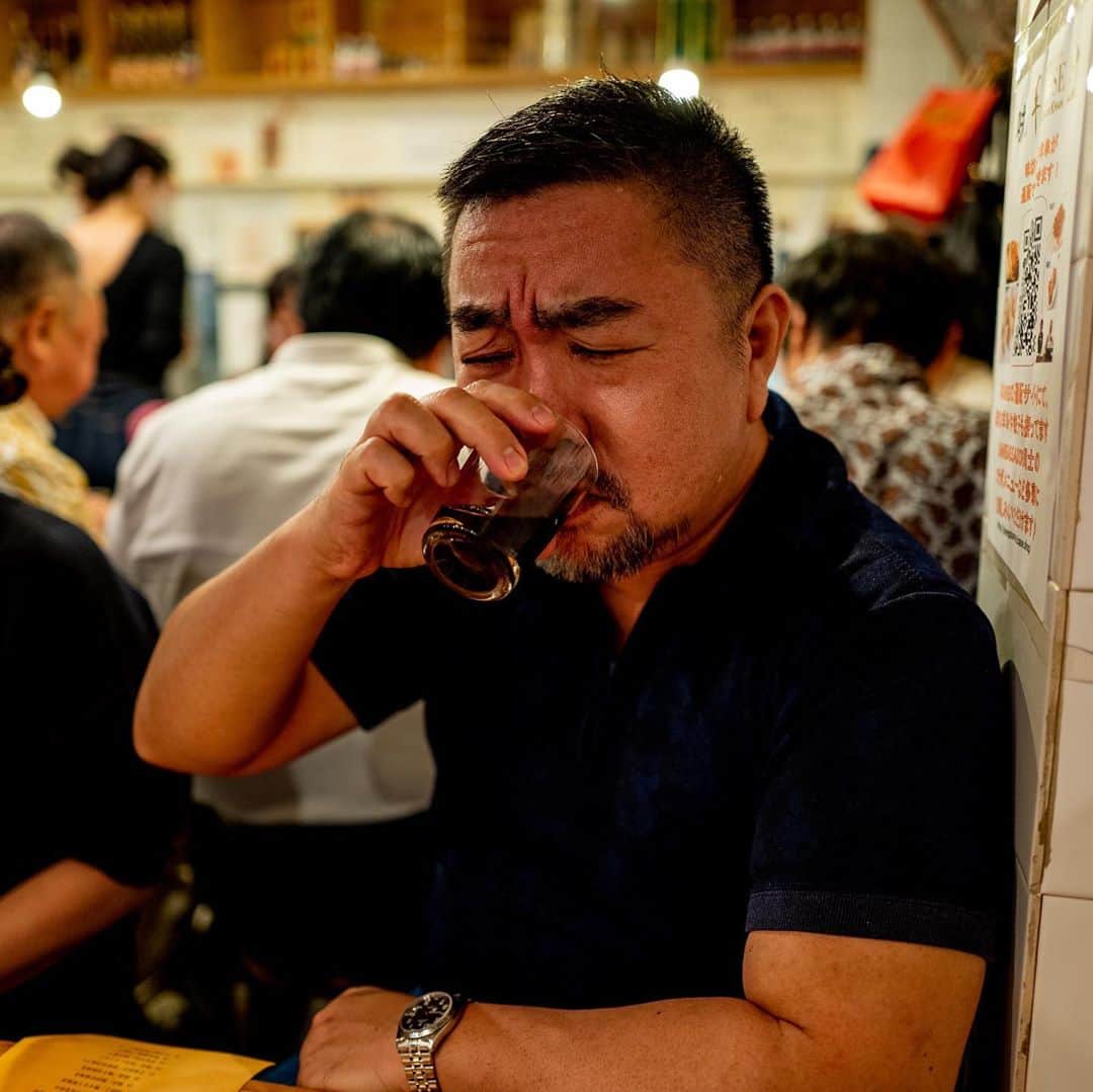 武井義明さんのインスタグラム写真 - (武井義明Instagram)「友人を誘って味坊のイベントに。席の移動はしないでね、直箸もダメですよ、と、いくつか制約を設けつつ決行した梁さん、ありがとう。ワインは飲み放題に入らないというのに、あまりに悲しい顔をしていたのか、箱ワインならと出してくれたのもありがとう。」10月5日 22時09分 - bebechef