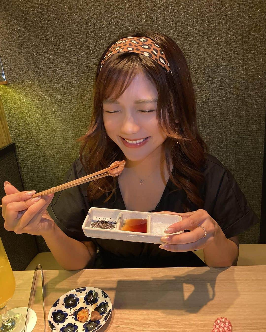 海江田麻貴さんのインスタグラム写真 - (海江田麻貴Instagram)「ㅤㅤㅤ  ㅤㅤㅤ この前🤤💗鶏焼肉食べてきた🥓 セルフで焼いて食べるスタイルの焼き鳥のおみせ @cururu_kitashinchi ❤︎  ㅤㅤㅤ 鶏肉てこんな種類あったんや、てくらいいろーんな部位食べられてぜーんぶ美味しかった🥰🥰 皮は塩昆布につけて食べるのがさいくぅやた🤛🤜❤︎  ㅤㅤㅤ 鶏刺のお造り5種盛り 焼き野菜 焼く鶏10品 とり雑炊 香物 のコースで大満足やのに3000円やってびっくりした、、😂❤︎  ㅤㅤㅤ 鶏はヘルシーやからゼロカロリーてことでダイエット中にも行けそう🤤🦋笑笑！ 焼くのも楽しかったしまたいきたいぃ🥓  ㅤㅤㅤ この鶏肉たちをおうちで食べれる通販もあるみたいやからみてみよ🐓🐓❤︎ @cururu.online  ㅤㅤㅤ  ㅤㅤㅤ  ㅤㅤㅤ  ㅤㅤㅤ #CURURU北新地 #鶏焼肉 #鶏肉料理 #ヘルシーメニュー #大阪グルメ #大阪ぐるめ #北新地グルメ #焼肉 #鶏肉大好き #やきとり #焼き鳥 #japanesegirl #japanesefood #yakitori #グルメ女子」10月5日 22時10分 - _makiii0924_