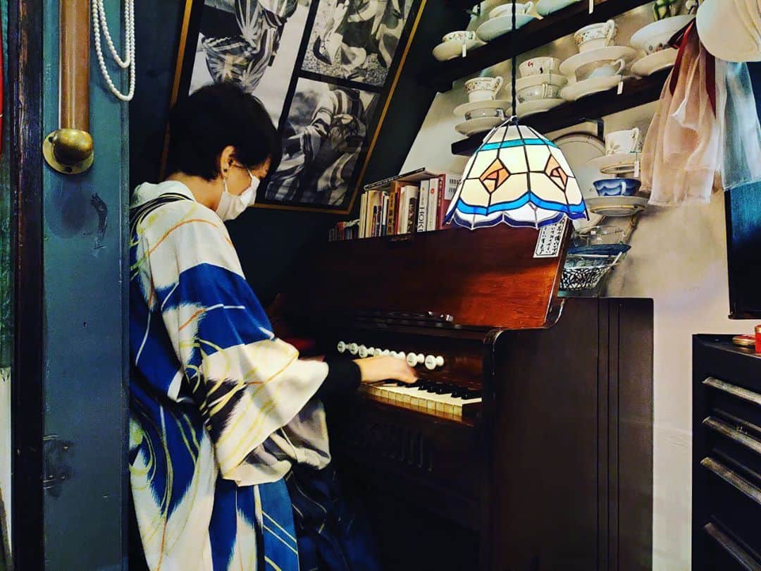LOVEのインスタグラム：「シズさんの足踏みオルガン。 100年ほど前のものだそうですが、 神保町のピアノ屋さんに嫁いだシズさん、鍵盤ひとつも欠けることなく音が出る(!!)のは、ちゃんと大事にお手入れされていたからでしょうね。  「シズさんは5年ほど前に亡くなられたんだけどね、97か98まで長生きされてね、ほとんど同い年でしょうね、このオルガン柔らかくて暖かい音がしてね」と話して弾かせてくださった浅草の骨董屋の奥様の言う通りの音色😌  足踏み、難しかった。 シズさんはどんな風に弾かれたんでしょうね👘🎹  #シズさんのオルガン」