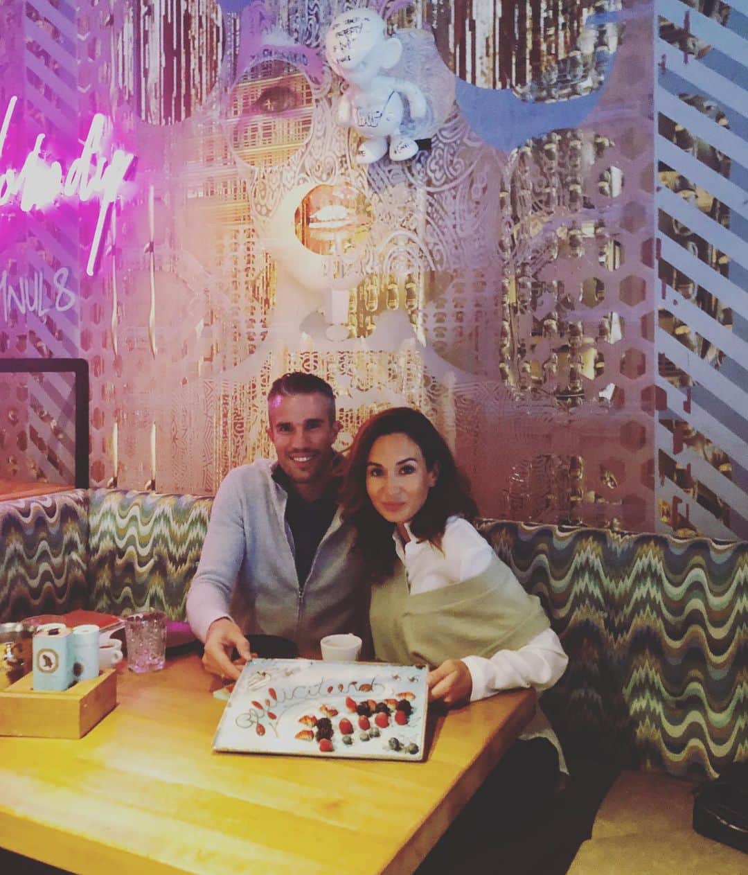 ロビン・ファン・ペルシのインスタグラム：「Birthday lunch with 🐝 @bouchravanpersie Growing old together, but staying young at heart ❤️ #37」