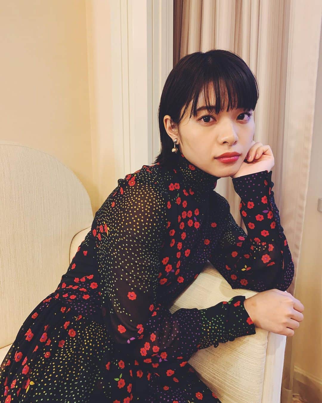岸井ゆきののインスタグラム：「きのうは青山真治監督作品『空に住む』の完成披露イベントでした！ 完成のお知らせができたことを大変嬉しく思います。 公開は10/23です！！ 是非劇場でみてほしいです。 最近冷えてきたし、元気に劇場へ行けるよう、あったかくしてくださいね。むりはぜす。 映画館は最高ですよー 『映画って良いものだ、と言わざるを得ない』と監督がおっしゃっていました。くぅー。ほんとうに、映画っていいもので、映画館って素晴らしい場所です。楽しい時も嬉しい時も悲しい時も寂しい時ももーどんなときも映画館に行きたい。いつも何かの公開日が待ち遠しい。となると、ほぼ毎週毎月楽しみができるわけです。わたしにとってはなくてはならないし、その日その時座った席が自分の居場所にもなります。 どの作品を観るにしても、始まる前の暗転が一番好きかもしれない。  あと換気能力も非常に高いそうです。空気の流れがぐんぐん変わるので羽織があるといいかも。 是非『空に住む』を大きなスクリーンで楽しんでください。ね！❤️❤️❤️  #redvalentino」