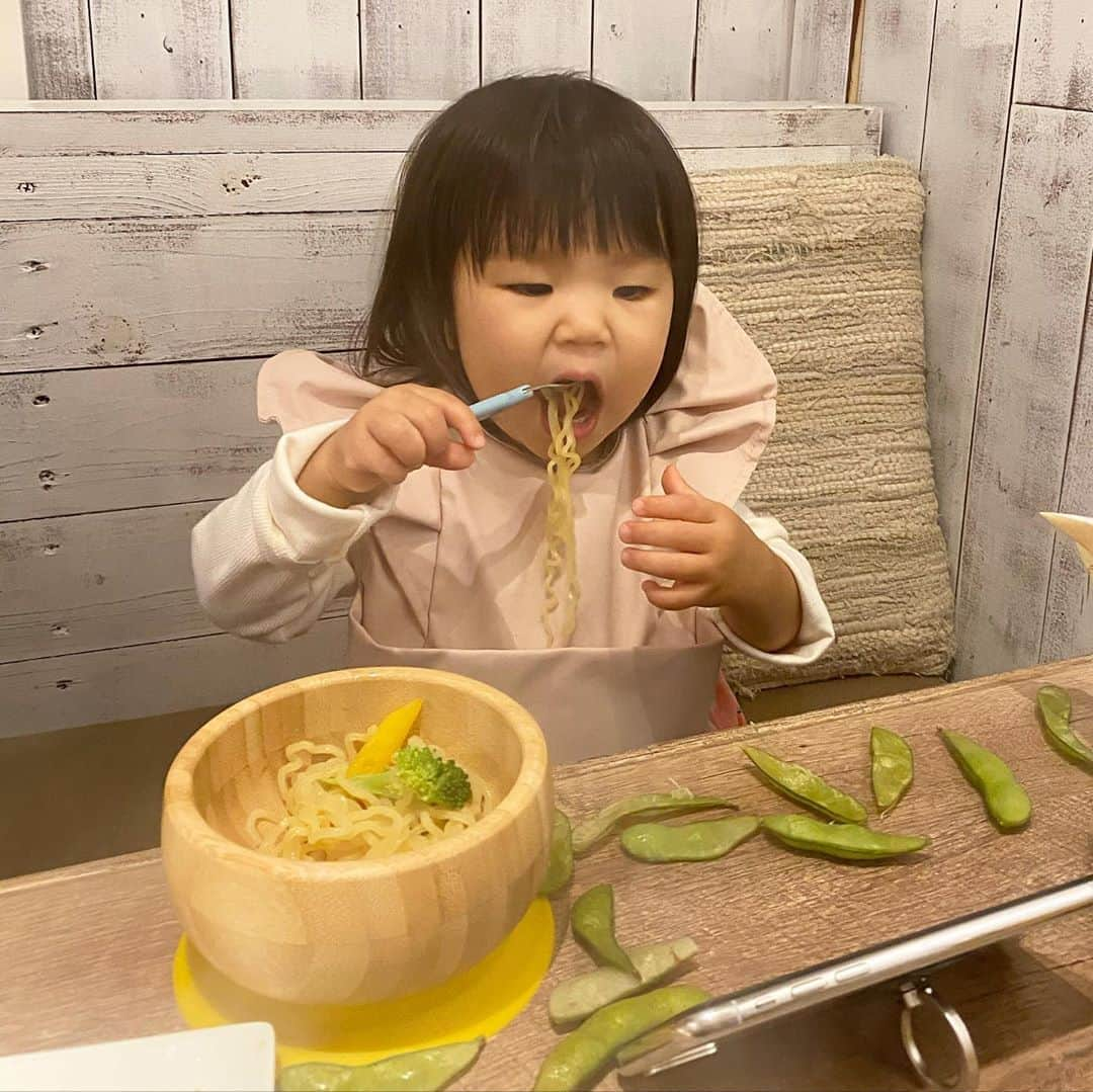 庄司ゆうこさんのインスタグラム写真 - (庄司ゆうこInstagram)「1泊2日で札幌に行ってましたぁ❣️ 初日の夜はラムしゃぶの美味しいお店 @oni_usu おにうすへ✨✨ ラムしゃぶってあまり食べたことがなかったけど、こんなに美味しいものなの！？ ラムのイメージがガラリと変わりました❣️ 5枚目の炙ったラム寿司もめちゃくちゃ美味しくって、ペロリと頂きました😋 ももちゃんもシメのラーメン、美味しそうに食べてた^_^ 子連れだったから個室あるのも嬉しいし、店内は壁とかも可愛くて女子ウケも良さそう😆 札幌すすきのに行く機会がある方は是非行ってみてね❤️ #おにうす#oniusu#ラムしゃぶ#札幌#すすきの#札幌すすきの#子連れディナー#個室#インスタ映え料理#内装おしゃれ#ラム寿司#チーズフォンデュ#全部美味しい#大満足#私の服の色とラムしゃぶの色が同化してる#笑」10月5日 22時12分 - yuko.shoji