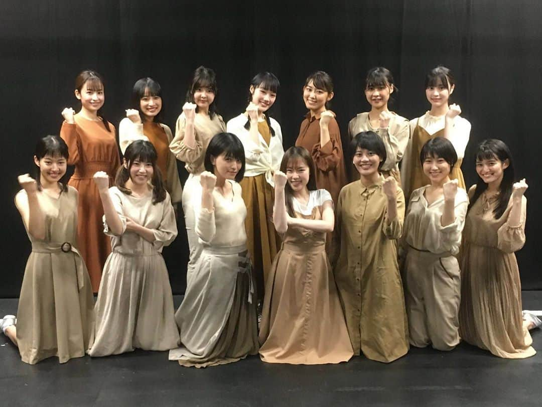 上大迫祐希さんのインスタグラム写真 - (上大迫祐希Instagram)「#舞台 #未来演劇部 #第三弾公演 昨日、無事終演いたしました！ お越しくださった方々、チェキまで撮ってくださった方々 ありがとうございました☺️🤍  2週間という短い稽古期間の中で作り上げた作品 千穐楽まであっという間だったな〜 Bチームのみんなはすごく優しくて面白くて 空気感が大好きでした🌿  この作品に参加できて本当に良かったです。 また舞台に立ちたいな〜！ 頑張るぞ〜！！  最後の写真は 作・演出の #平塚直隆 さんとキャスト全員です（＾Ｏ＾）  スタッフの皆さん キャストの皆さん そして平塚さん お疲れ様でした！ 有難うございました！  #女優 #上大迫祐希」10月5日 22時21分 - y_kamioosako