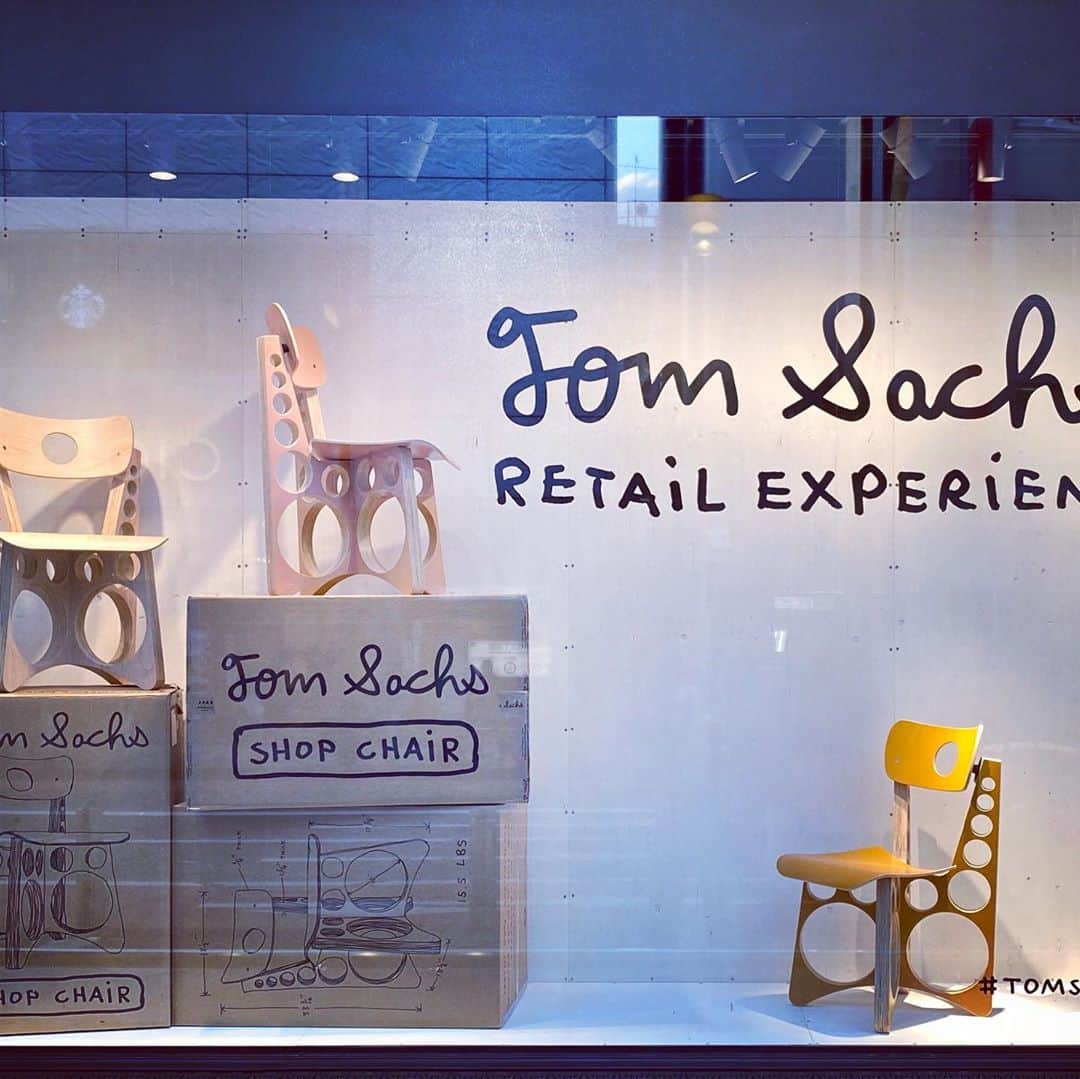 BAILAさんのインスタグラム写真 - (BAILAInstagram)「BAILAエディターズが愛用品やおすすめカルチャーをリレー形式でご紹介するコラム、第155回目は、伊勢丹新宿店2Fのポップアップスペース「イセタン ザ・スペース」 @isetan_the_space にて11月30日（月）まで開催されている超人気現代アーティスト、トム・サックス（Tom Sachs）さん @tomsachs のエキシビジョン「Tom Sachs : Retail Experience（トム・サックス：店舗体験）」と、そこで買える魅惑のアートプロダクツのご紹介です。  🎨🏄‍♂️🎨  トム・サックス（Tom Sachs）さんは、身近な素材を使ってリアルな生活を彩るオブジェやプロダクトを製作する立体造形アーティスト。ニューヨーク近代美術館（MoMA）、同じくNYのメトロポリタン美術館、パリのポンピドゥー・センター、ミラノのプラダ財団などに作品が収蔵される現代の超大物芸術家であるトムさんが手がけたアート・家具・プロダクトなどが一堂に展示され、それらを実際に購入（＝小売り体験／Retail Experience）できるという、トムさん自身も初の試みとなるユニークなスタイルの展覧会です。椅子や照明などの家具はさすがに高額ですが、ステーショナリーやTシャツなど一般市民の我々にも無理なく購入体験できるプロダクトも📓🖊 手描きのグラフィックになんとも深い味わいがあります。“スタッフ”と極太ゴシック体で堂々を描かれたTシャツをウキウキと着てアートを“体験（Experience）”し、お出かけ不足でストレスフルな心を慰めているエディター沖島のブログは @ BAILA 公式サイトにてお楽しみください☺️⤴️（エディター沖島）。 ©️Tom Sachs / Courtesy of Tomio Koyama Gallery   🎨🏄‍♂️🎨  #tomsachs #tomsachsisetan #modernart #日常にアートを #大人のロゴTシャツ #伊勢丹新宿店 #エディター私物 #baila_magazine」10月5日 22時21分 - baila_magazine