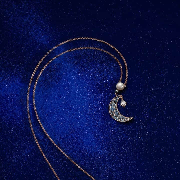 のインスタグラム：「Explore the frontiers of style with the pendant from the Swarovski Symbolic Collection featuring a delicate moon. #Swarovski125years」