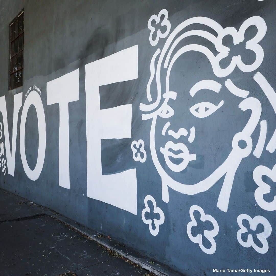 ABC Newsさんのインスタグラム写真 - (ABC NewsInstagram)「A man walks past a mural by artist Eric Junker which reads ‘Vote - Remember Them In November’ in Los Angeles, California.  The mural features images of deceased Black shooting victims George Floyd, Breonna Taylor and Ahmaud Arbery. #georgefloyd #breonnataylor #ahmaudarbery #mural #voting #election2020」10月5日 22時17分 - abcnews