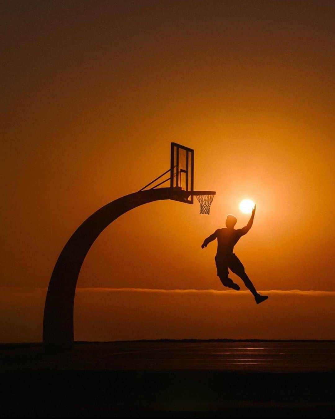 Canon Photographyさんのインスタグラム写真 - (Canon PhotographyInstagram)「So creative!  Who else loves this sort of photography?  Photography // @tommylundberg  Curated by @henry.nathan  #nba #basketball #sun #silhouette #la」10月5日 22時18分 - cpcollectives