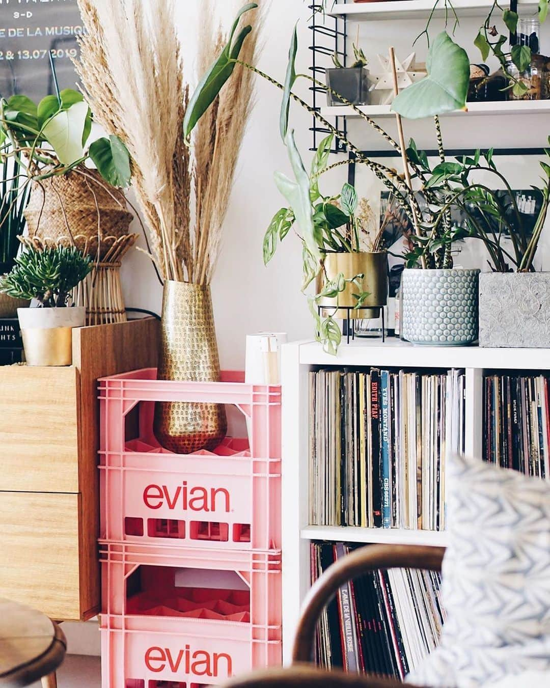 evianさんのインスタグラム写真 - (evianInstagram)「We're never not amazed to see our iconic pink crates as a home decor icon, and @autruche_blog championing them at home with perfection 💕  Don't forget to add #eviancrates to your pic, we love to share our favorites on our feed!  #evian #evianwater #eviancrates #homedeco」10月5日 22時19分 - evianwater