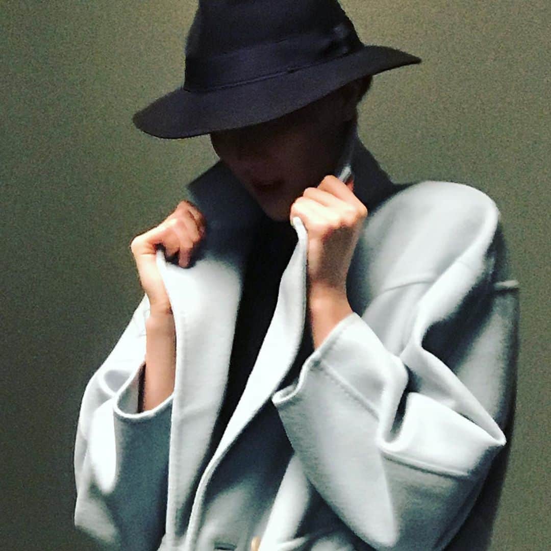 ユミ・ランバートのインスタグラム：「Man or woman ... or both」