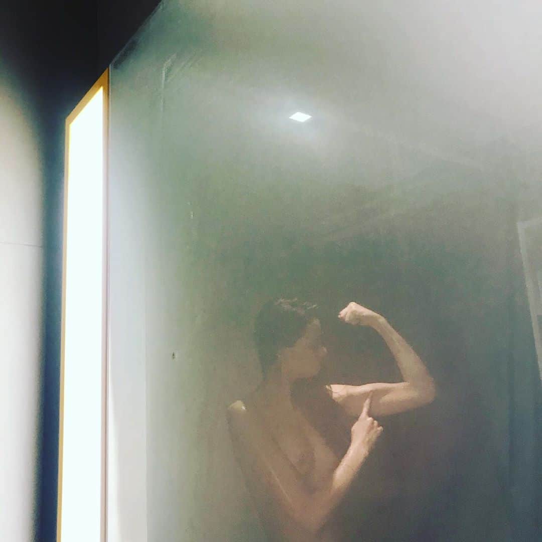 ユミ・ランバートのインスタグラム：「Censure me !」
