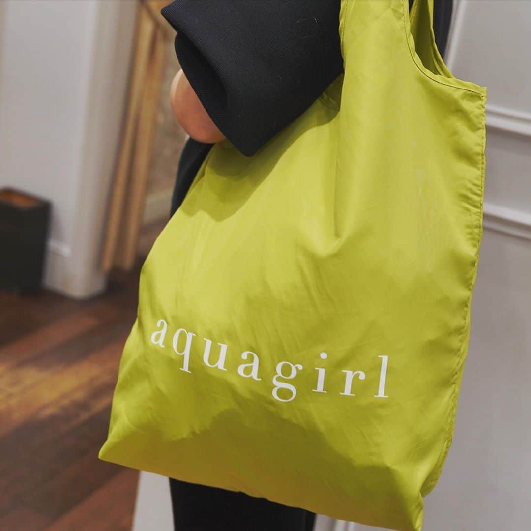 アクアガールのインスタグラム：「﻿ aquagirlのeco bag 🍏﻿ お店に入荷中です‼︎﻿ ﻿ 薄手のナイロン素材で、軽くて使いやすい✨﻿ 内ポケットに畳んでしまえるのでコンパクト且つみためも可愛いエコバッグです。﻿ ﻿ ﻿ #aquagirl #aquagirl_snap #aquagirl_wear #アクアガール #20aw #20fw #fashion #エコバッグ #ポケッタブル #ナイロンバッグ﻿ ﻿」