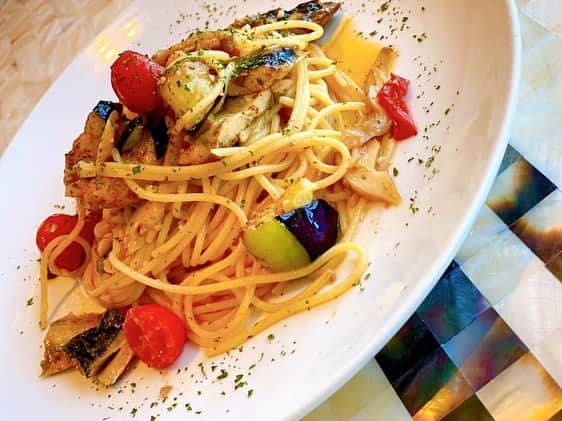 ポジリポのインスタグラム：「〜Weekly Pasta〜  【炙り秋刀魚と秋野菜のアーリオオーリオ】  ほろ苦く香ばしく焼いた旬の秋刀魚 甘味と旨味のある秋茄子 そして、県産のアワビ茸でコリコリとした食感を！ 仕上げにオイルの中で最高品質なエクトラバージンオイルをかけ食材の味を引き立たせ、秋を詰め込んだ一皿です。 ・ ・ ・ 〜Weekly Pizza〜   【フンギ エ サルーメ ナポレターノ】   鉄フライパンと窯で椎茸　マッシュルームを 輻射熱で加熱！ 白ワインでこそぎながら煮詰めて、旨味や香りを出し これに生クリームを加えキノコクリームソースに。 チーズはフィローネを使用しアクセントでサラミを！ キノコの香りを楽しめるピッツァです。  ・ ・ ・ ※ランチタイムのチョイスでお選びいただけます ぜひ、お待ちしております！  #ポジリポ #ポジリポ沖縄 #沖縄ランチ #沖縄イタリアン #沖縄ピッツァ #沖縄ナポリピッツァ #沖縄パスタ #沖縄ワイン #沖縄グルメ #地域共通クーポン沖縄  #沖縄サンセット #沖縄夕日 #那覇空港 #沖縄旅行 #豊見城 #瀬長島 #ウミカジテラス  #posillipo #okinawa  #okinawatrip  #okinawaitalian  #okinawapizza #okinawanapolipizza #okinawapasta #okinawasunset #okinawalunch #senagajima #tomigusuku #foodlover #foodie」