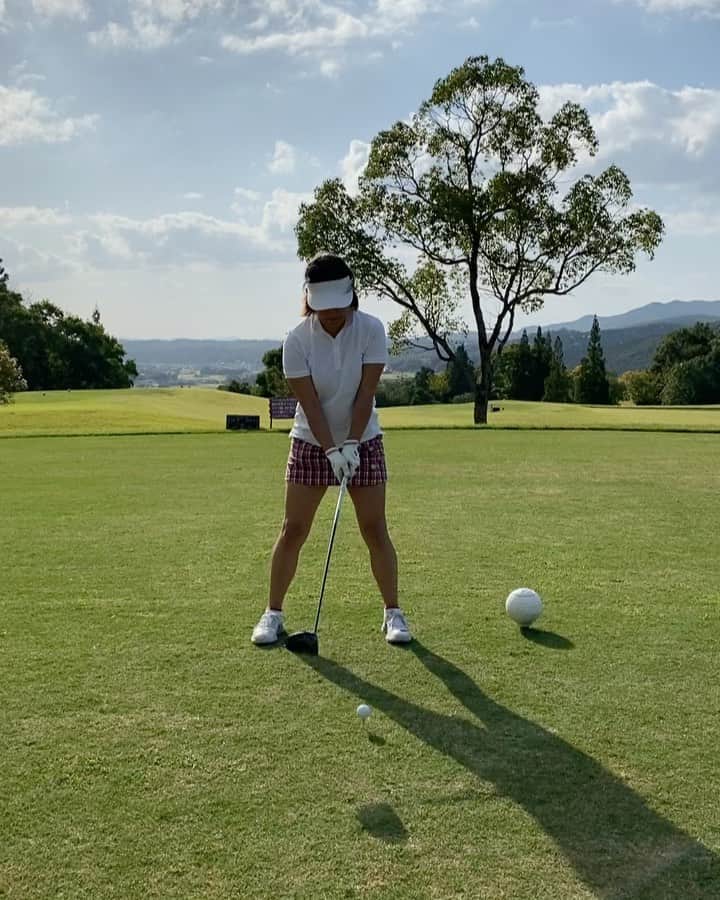藤島妃呂子のインスタグラム：「今日はジンくんが一緒に🏌️‍♀️ 私もだいぶ普通にゴルフできるくらいになってるかな？ 弟達に鍛えられてます😎 でも27Hは終わったあと脚が痛い。。。 明日も早起き〜。  ジンくんと豊和は来週日本オープンへ🇯🇵 楽しみ〜！  @toyo_fujishima  @haruofujishima  @kozumajinichiro  @japangolfassociation  #japanopengolfchampionship」