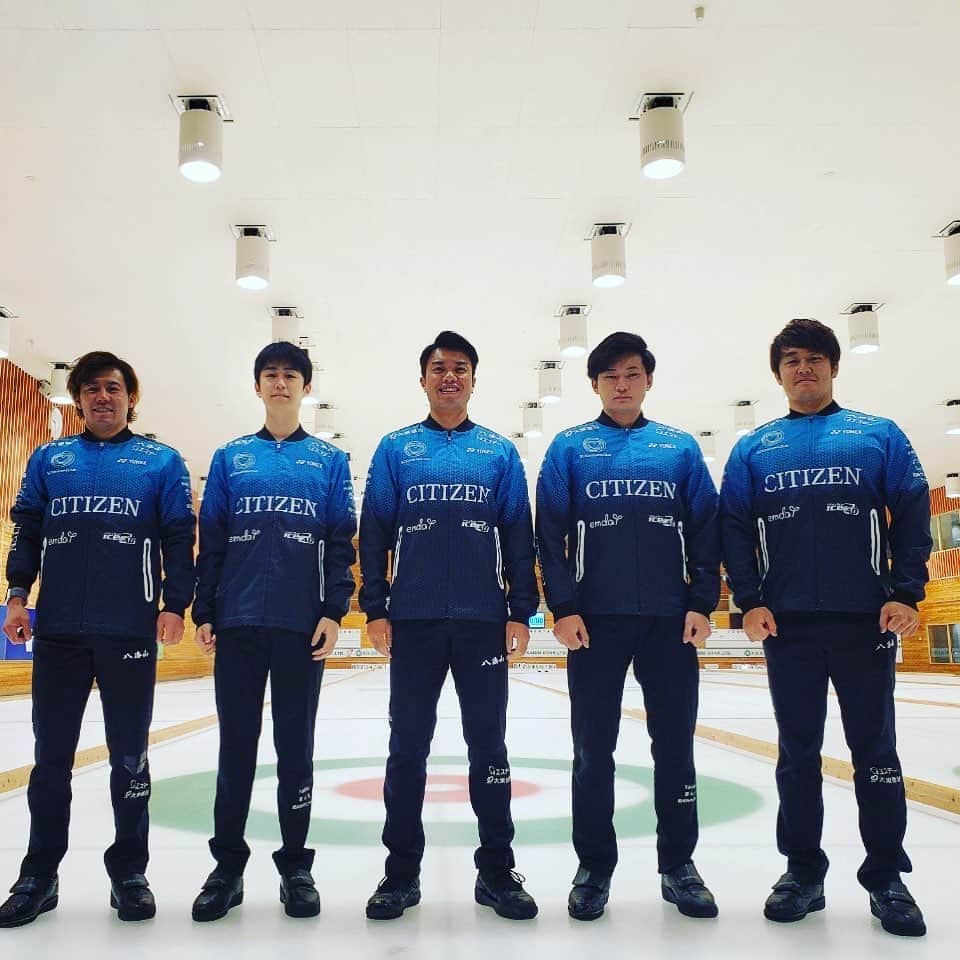 山口剛史のインスタグラム：「今シーズンのnewウエア‼️ かっこいいウエアありがとうございます😊 #YONEX #SC軽井沢クラブ #カーリング #curling #大成と顔の色が違いすぎてびっくりした」