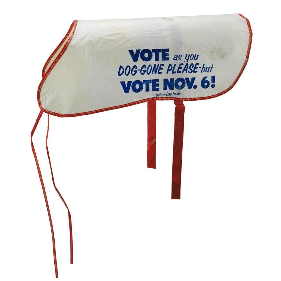 のインスタグラム：「Sponsored by the Gaines Dog Foods Company in the 1950s, this dog vest tried to inspire Americans to vote with two different appeals: "Be Freedom's Watch-Dog...Get set for Election Day" and "Vote as you Dog-Gone-Please—but Vote Nov. 6." Today, the vest is display on a beagle mannequin our curators have affectionately nicknamed "Ballot the Beagle." (Swipe to see Ballot in our exhibition, American Democracy: A Great Leap of Faith).   Would those messages—and perhaps a wagging tail—have inspired you to vote? Today, October 05, is the last day to register to vote in many U.S. states and territories before Election Day on November 03. Visit the link in our bio (https://vote.gov/) to learn how you can vote in your home state or territory. 🗳️   #MondayMotivation #AmericanHistory #VoteHistory #CampaignHistory #AmericanDemocracy」