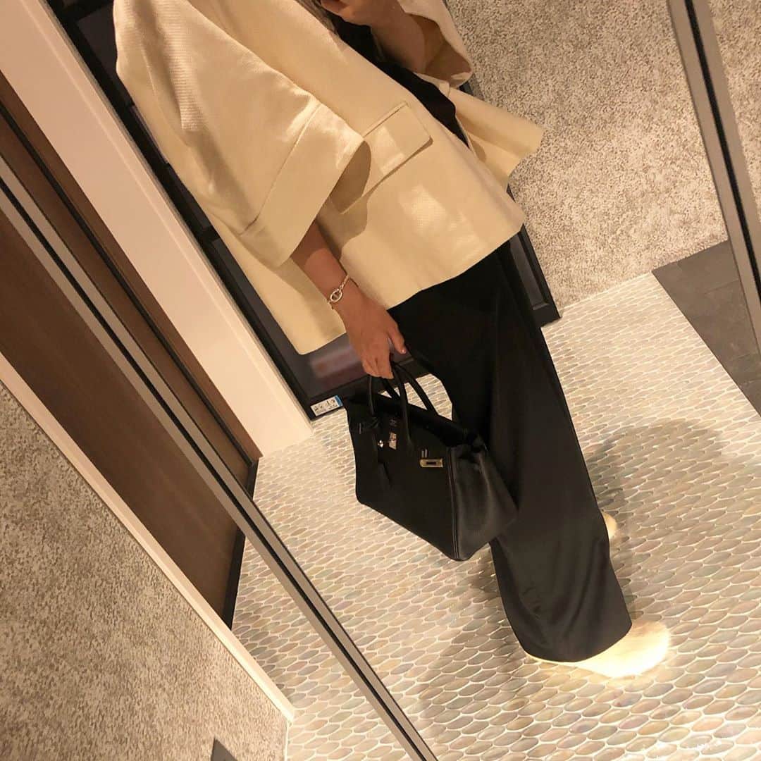 のインスタグラム：「・ くみちゃんホクロそんなとこにあったっけ？そっちにも！え！？増えたんぢゃない？？って言われて、 え？どこどこ？？って顔触ったら、 全部なんか色々ゴミついてただけやった。。🥶爆 そんなことある？😂😂  ホクロぢゃなくて良かったけど、なんだか悲しかった😂 ・ ・  そんな今日もワイドサテンパンツ👖 pop upでは完売でしたが、onlineにはあります♡ #ootd #yori_japan」