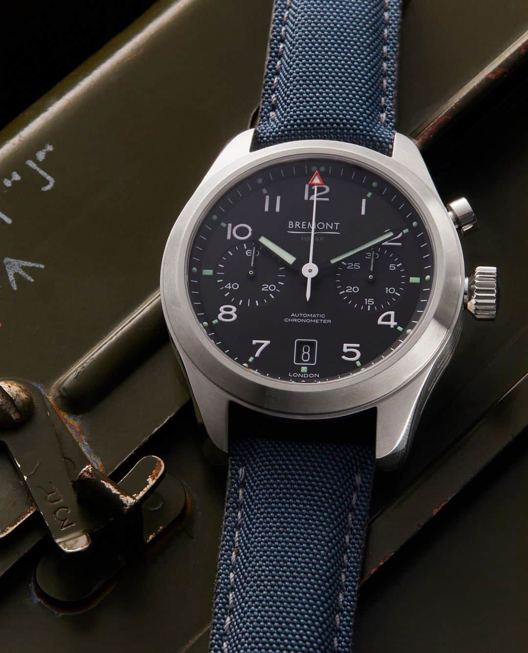 のインスタグラム：「Which elements make up ‘the @royalairforceuk watch’ that's approved by Her Majesty's Armed Forces?⁠ ⁠ • BE-51AE automatic chronometer with 48-hour power reserve ⁠ • 42mm satin and polished two-piece case construction ⁠ • Water resistant to 10ATM, 100 metres ⁠ 20mm⁠ • RAF blue sailcloth strap ⁠ ⁠ Tap to order the Bremont Arrow.⁠ ⁠ #bremont #bremontwatches #armedforces #hermajestysarmedforces #royalairforce #raf #royalnavy #navy #army #britisharmy #military #militarywatch #ww2 #pilot #pilotwatch」
