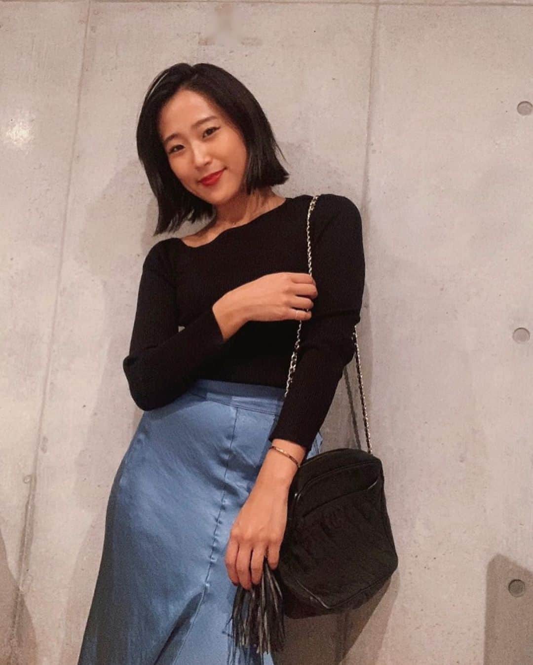 上野智子さんのインスタグラム写真 - (上野智子Instagram)「@rustal_official の、てかてかつるつるスカートお気に入り。ラインがとても綺麗で華やか。♡ 薄めtopsインしても可愛いし、ざっくりニットとかスウェットとかでゆるっと着ても可愛いな〜お仕事にもちょっとしたお出かけにもいけそ🤔  #outfits #rustal #ラスタル」10月5日 22時39分 - tomokoueno