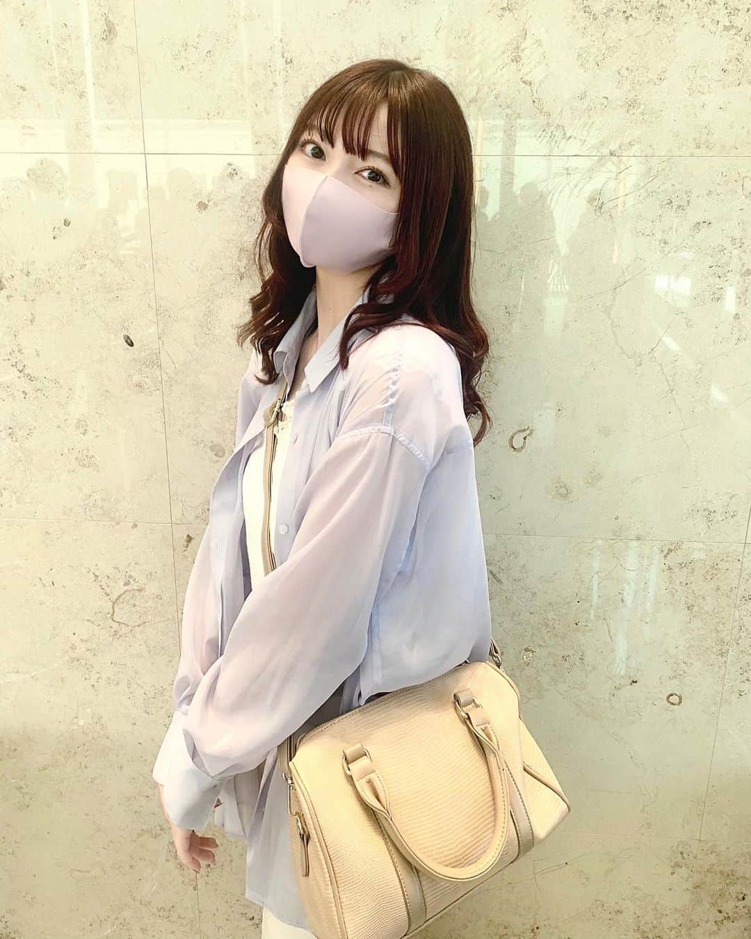 廣川奈々聖のインスタグラム：「. ピンク系の髪色なおかげで、そういう色味のお洋服がぴったり合う〜ꪔ̤̮🤍🌷﻿ ﻿ ﻿ ﻿ ﻿ #ななせのふく#ラベンダーカラー#シアーシャツコーデ#パンツコーデ#ootdfashion」