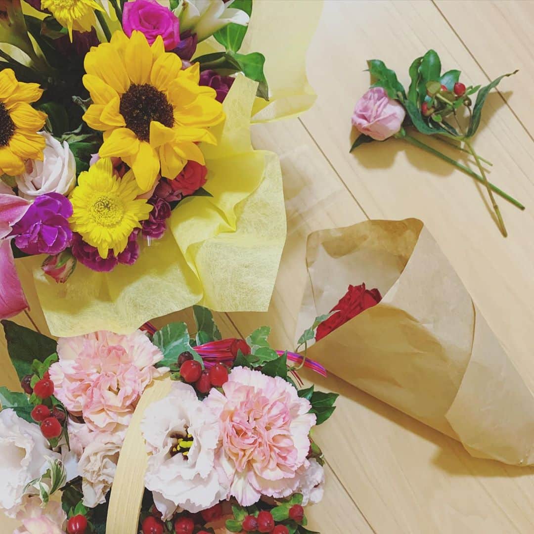 伊倉愛美さんのインスタグラム写真 - (伊倉愛美Instagram)「いただいたお花をいけるのが 楽しいですねん。 花瓶は #青山フラワーマーケット で かったもの。 💐💐💐💐💐💐💐 #ブーケ #フラワーアレンジメント #フラワーアレンジ #花瓶 #aoyamaflowermarket」10月5日 22時39分 - ikura_manami