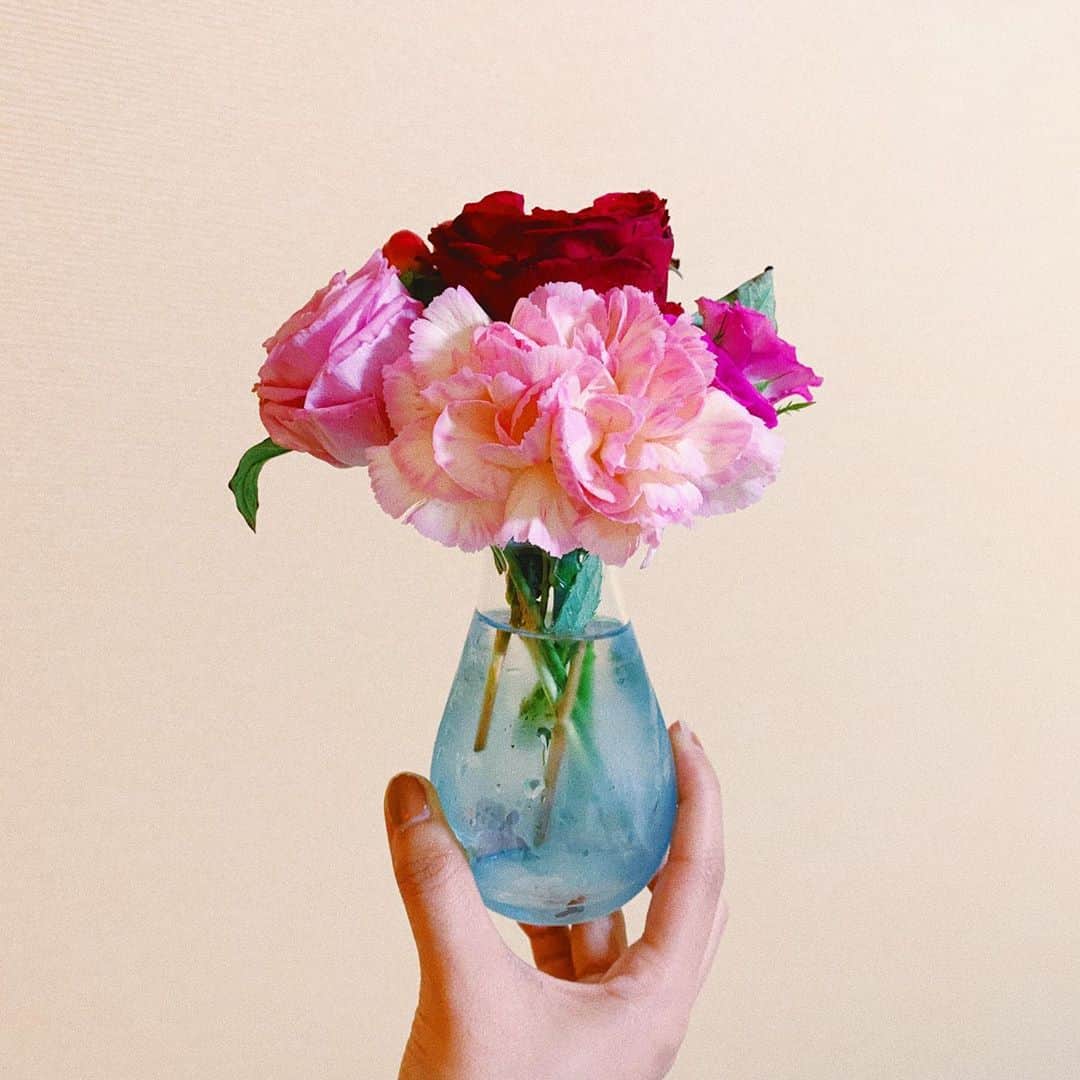 のインスタグラム：「いただいたお花をいけるのが 楽しいですねん。 花瓶は #青山フラワーマーケット で かったもの。 💐💐💐💐💐💐💐 #ブーケ #フラワーアレンジメント #フラワーアレンジ #花瓶 #aoyamaflowermarket」