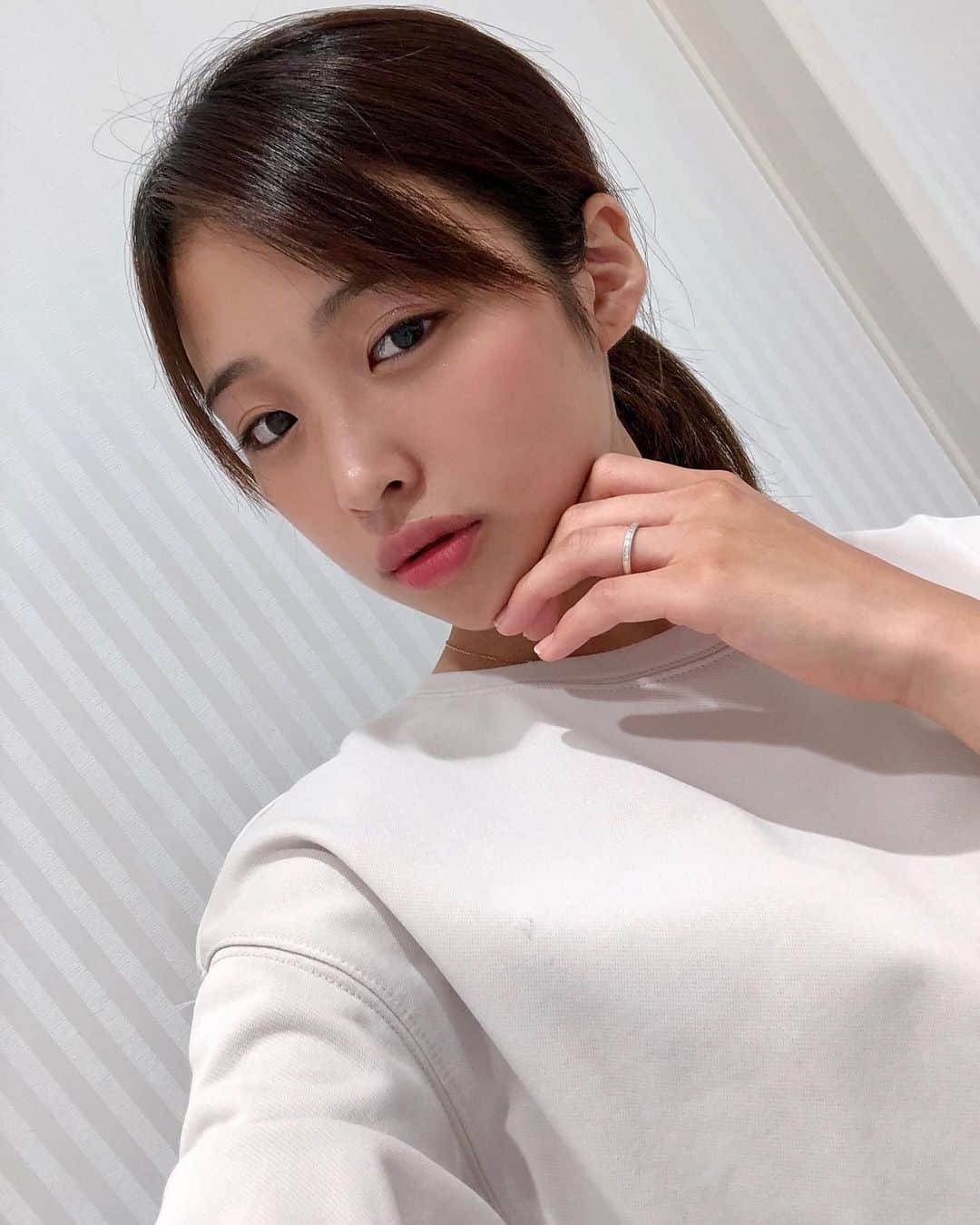 石井美音奈のインスタグラム：「最近は自分の体と見つめ合って、またランニング始めたよ🙂 足痩せしたくて、始めたんだけ他にいい方法あったら教えて欲しいよ🤭❤︎  ：：：：：：  こないだ東京中央美容外科上野院  @tcb_uenoで橋本先生に @tcb.hashimoto リフトアップ（ソノクイーン）をしてもらったよ！！　 そんなに痛みもないし短時間で出来たからよかった☺️  #リフトアップならTCB東京中央美容外科　 #美容整形ならTCB東京中央美容外科　#東京中央美容外科上野院　#東京中央美容外科 #美容外科　#上野　#橋本祥平　#ソノクイーン　#HIFU　#リフトアップ　#pr」