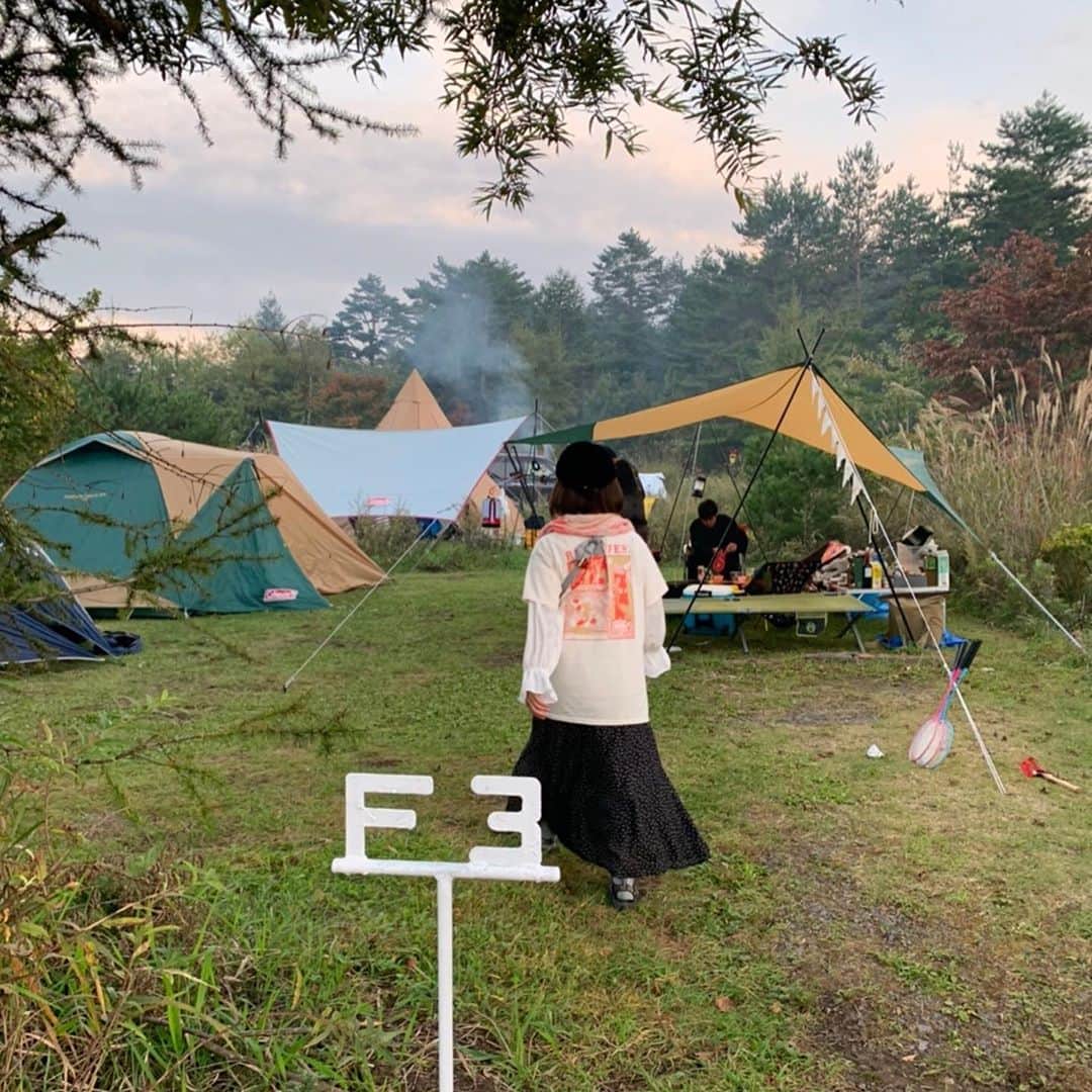 渡辺梨夏子のインスタグラム：「キャンプだホイ🏕🏕🏕 秋キャンプはじめました。すっかり夜は涼しくなって、みんなで焚火を囲んで暖とって。星空撮影会も楽しかったんだ💫温泉と山菜天ぷらが目にも美味しいお蕎麦で締めました🍁今年はあと何回できるかな〜  #キャンプ#秋キャンプ #嬬恋#嬬恋キャンプ#群馬 #無印キャンプ場  #キャンプ飯#キダサンド #サラダチキンとチーズと #ブルーベリージャム #公式ブログレシピ #ホットサンドチャレンジ #締めそば#中居屋」