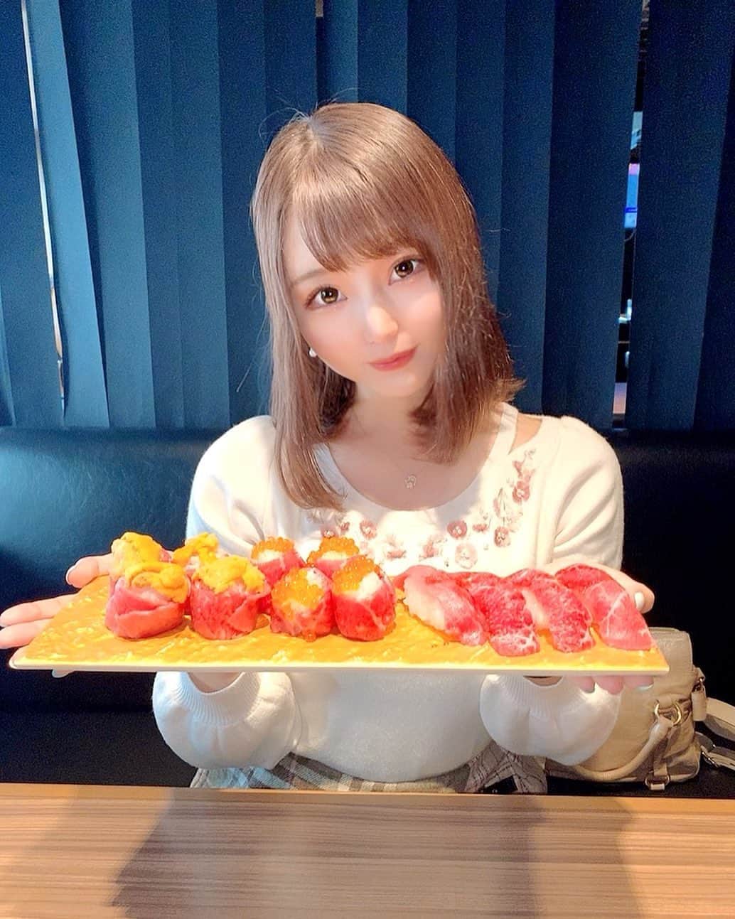 のインスタグラム：「. . . . りかちゃんに教えてもらった肉寿司🍣 . . . . 今日はとってもむしゃくしゃしてたので 覚醒してきました！！！みんなお楽しみに😈 . . . みんな本当に沢山のDMありがとう、、 暖かくて本気で泣いちゃった😢✨ . . . . . . . . . . #肉寿司 #うにく #いくら #miumiu #selfie #彼女 #彼女感 #ショートボブ #内巻き #ワンカール #自撮り #自撮り女子 #外ハネ #内巻きボブ #シースルー #makeup #likeforlikes #followｍe #乃木坂46好きな人と繋がりたい #日向坂46好きな人と繋がりたい  #前髪 #韓国ファッション #韓国コスメ #l4l」