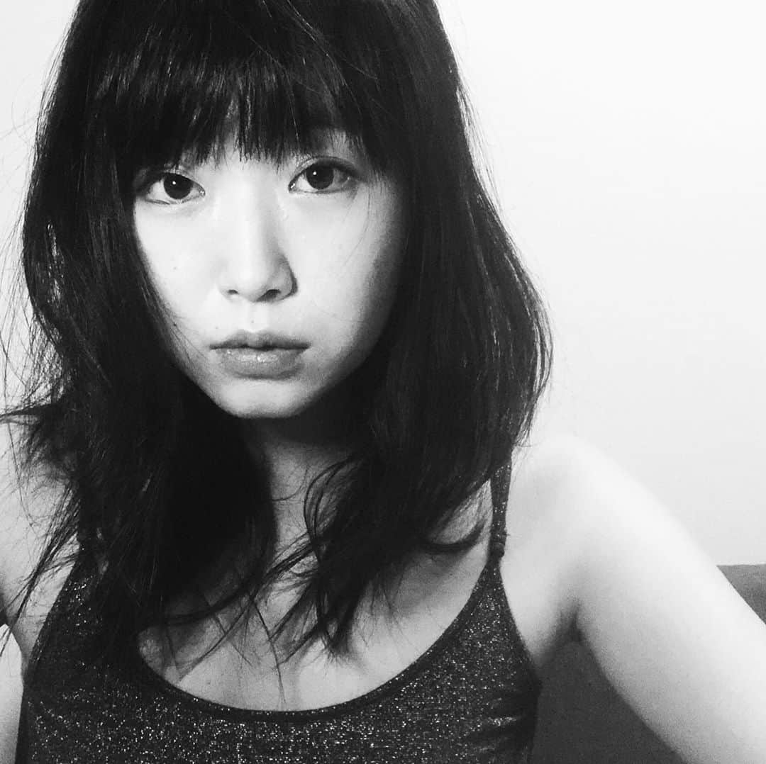 佐々木心音のインスタグラム：「こんばんは good night . . . #monochrome #goodnight #japanesegirl #instagram #camisole #actress #singersongwriter #kokonesasaki  #モノクロ写真 #こんばんは #ドン #インスタグラム #昭和顔 #平成生まれです #今令和だよね #知らんがな #キャミソール好き #黒髪 #役者 #歌手 #佐々木心音」