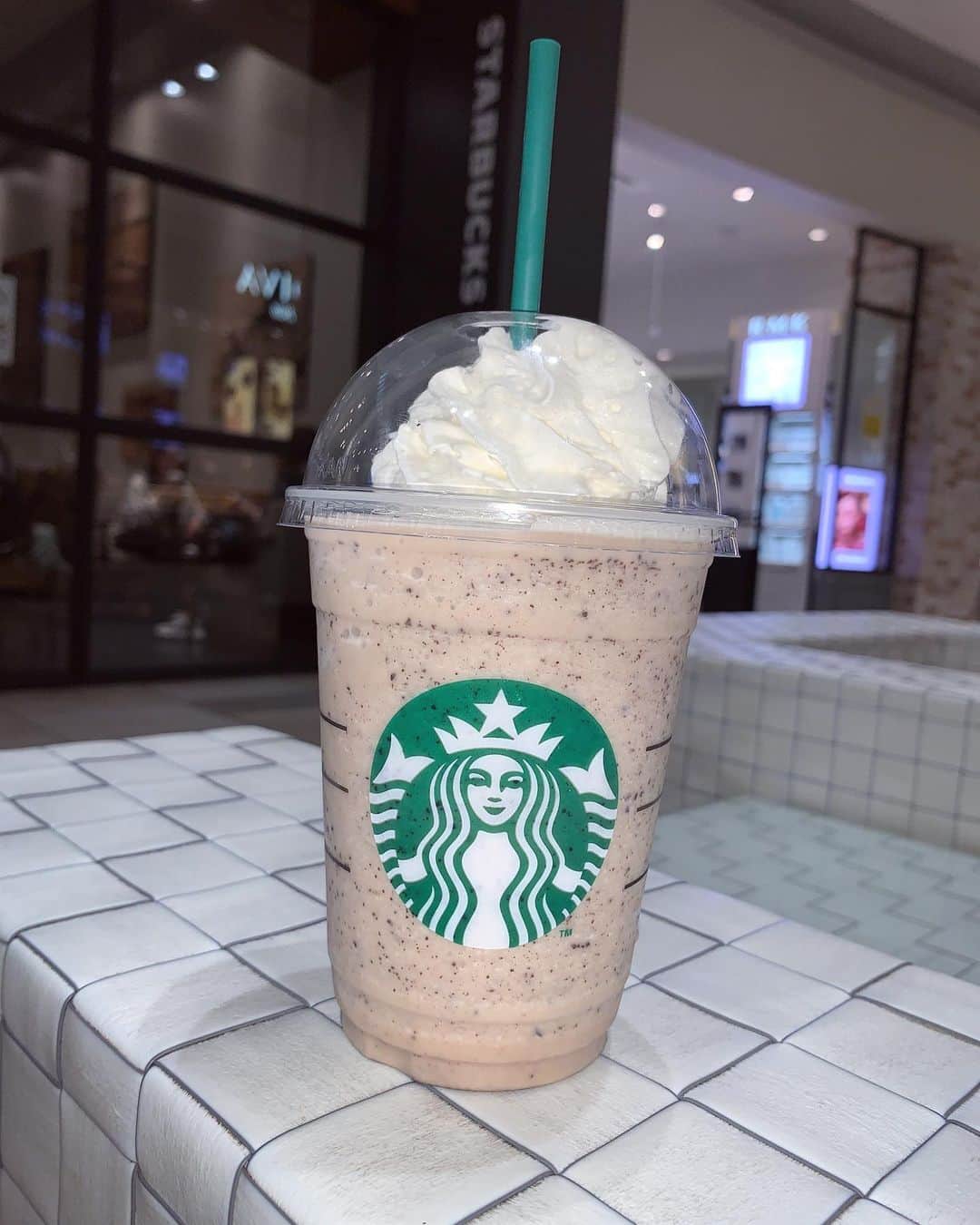 のインスタグラム：「みんなが頼むスタバメニューずばりなに？！ @starbucks_j   僕は  バニラクリームフラペチーノ ・チャイシロップ変更 ・チョコチップ追加   冬はホワイトホットチョコレート (裏メニュー)  です😉🧡」