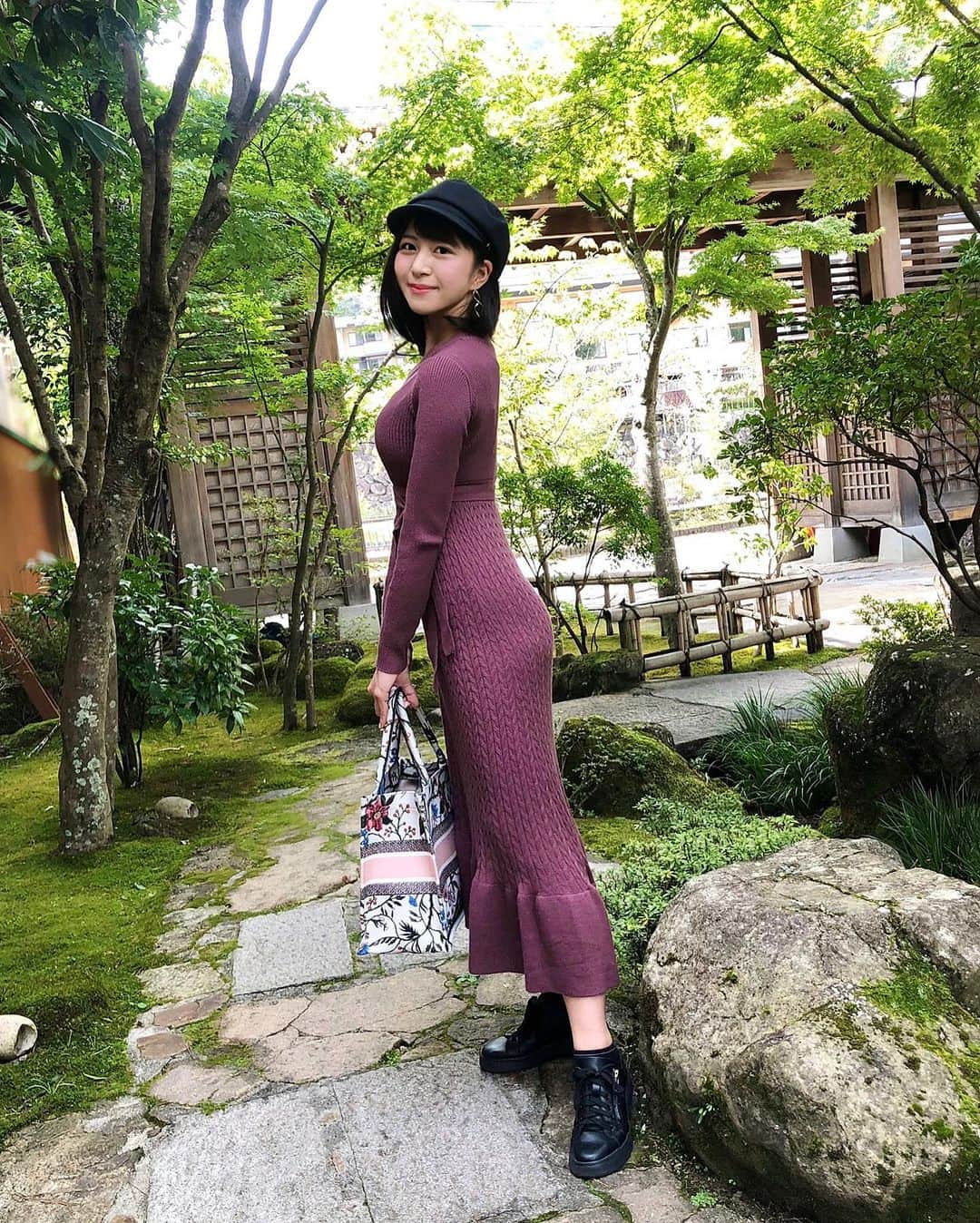 Manaさんのインスタグラム写真 - (ManaInstagram)「♨️🍇💜🍃 𝑹𝒆𝒍𝒂𝒙𝒊𝒏𝒈 𝒉𝒐𝒕 𝒔𝒑𝒓𝒊𝒏𝒈𝒔 𝒕𝒓𝒊𝒑. 週末は家族で昼神温泉へ行ってきました😊🐾 . コーディネートはゆったり旅行コーデ🐒 . 長野はすっかり涼しくなっていて ニットワンピースを着てちょうど良かったです❤︎ . 木々も所々、染まり始めていて一足先に秋を感じました🍁 . . 明日は旅館をご紹介します🐶💓💓 . . Onepiece：#grl #グレイル Hat：#ca4la Bag：#dior . . #長野 #昼神温泉 #阿智村 #南信州 #温泉旅行 #温泉旅館 #旅館 #石苔亭いしだ #温泉好き #行楽日和 #長野観光 #長野旅行 #秋コーデ #パープルコーデ #pr #ゆるコーデ #リラックスコーデ #ゆったり #きれいめコーデ #スニーカー女子 #幸せな時間 #リラックスタイム #家族旅行 #nagano #hotsprings」10月5日 22時41分 - mana.tcy