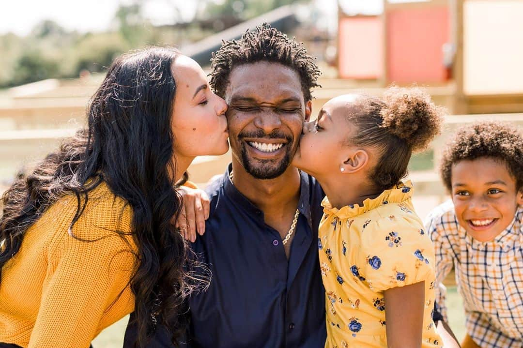 クリス・ボッシュさんのインスタグラム写真 - (クリス・ボッシュInstagram)「Monday Mood! Let’s Get it 💪🏿 and I think my son Jackson has mastered the art of the photobomb. What do you think!? 🤣 #BoshFamily #Fall #PumpkinPatch 🎃」10月5日 22時44分 - chrisbosh