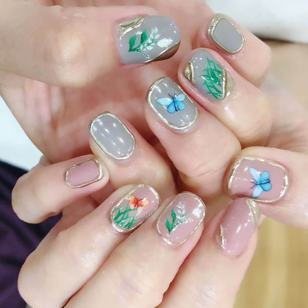 なかやまちえこのインスタグラム：「simple antique🦋⠀ ⠀ @bettygel_official いろんなカラーをmixしました✨⠀ 蝶はアートホイル、お花は手描き💐⠀  #nail #nails #nailart #ネイル #美甲 #ネイルアート  #japanesenailart #manucure #japanesenails #manicurist #gelnails #أظافر #네일아트 #미용 #vẽmóng #アンティークネイル #antiquenails⠀ 施術は @aby_sharenail にて。」