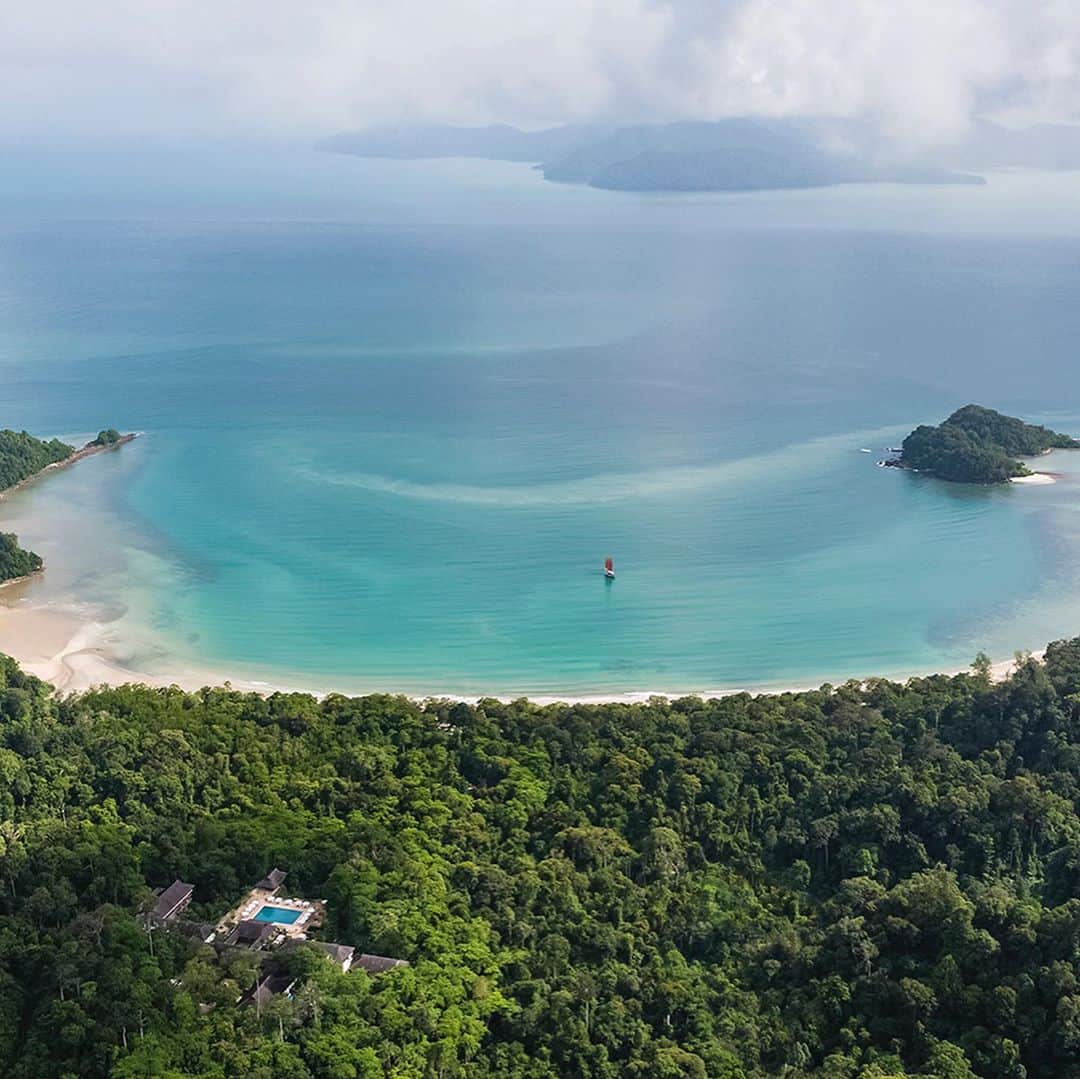 オールバーブラウンのインスタグラム：「This week, we spoke to ex-banker Irshad Mobarak, now the in-house naturalist at the @TheDatailangKawi Hotel in Malaysia, about the extraordinary eco-conscious resort that stands half in the jungle & half on the beach. Read our blog to find out about island life & how Mobarak helps preserve the environment for the next generation (link in stories). 🏝⤴️ #DoseOfSun #OrlebarBrown #OBsAroundTheWorld」