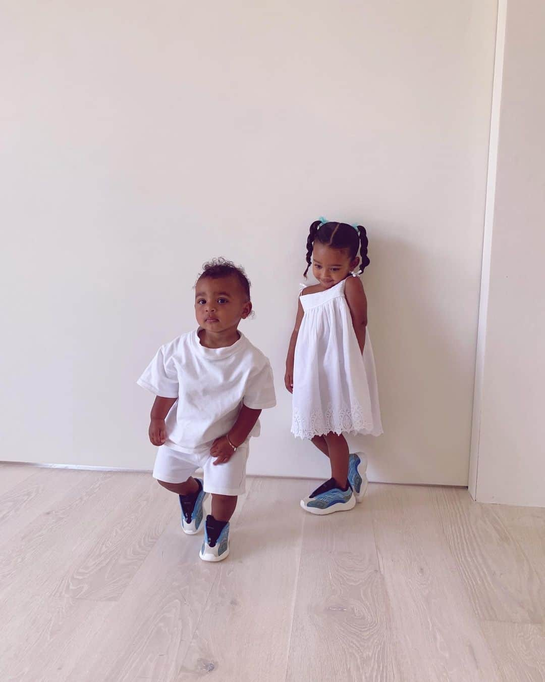 キム・カーダシアンさんのインスタグラム写真 - (キム・カーダシアンInstagram)「These Two 🤍💙 Are Best Friends For Life」10月5日 22時54分 - kimkardashian