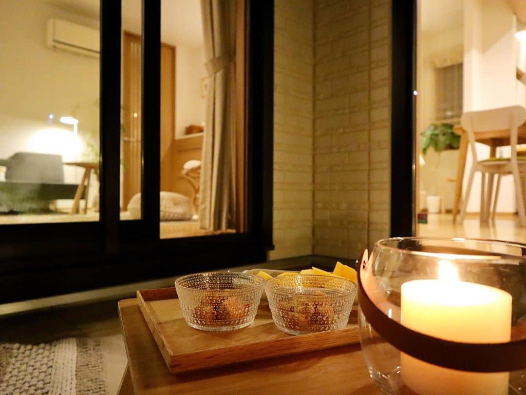 ryuryuさんのインスタグラム写真 - (ryuryuInstagram)「今日は主人があまり遅くなかったので、夜な夜な柿ときな粉餅🍁🌾 . . . 土曜日は下の子の運動会でした😌 . . . . とっても頑張り屋さんで、リレーの練習を毎日一生懸命やっていました☺️6歳が、目標に向かってこんなに毎日一生懸命やるのかと、感心するほど。 . . . 幼稚園最後の運動会🏃‍♂️ . . . 親も子もとても幸せな思い出になりました🥰 . . . 運動会が終わった後、先生に呼び止められ、限界を越えても頑張る子だから、終わってから体調を崩さないか心配です、と言われたのですが、案の定発熱💦 . .  先生が、そのような目で見てくださっていたこともとってもありがたかったですが、体調のことまでよく見てくださっていて更にびっくり😳🌸 . . 本当にありがたいなぁと。  . . そんな今日は代休を利用して大好きなお友達親子と遊ぶ予定だったのに撃沈でした😭 . . . 早くよくなって、遊べたらいいな☺️💕 . . . .  #リビング　#リビングインテリア #リビングダイニング　#北欧インテリア　#北欧ナチュラル　#シンプルモダン　#中庭のある家　#ダイワハウス　#おうち時間　　#シンプルホーム　 #ナチュラルモダン  #中庭のある家　#夜食　#夫婦時間 　#ミックスインテリア」10月5日 22時55分 - ryuryu_home
