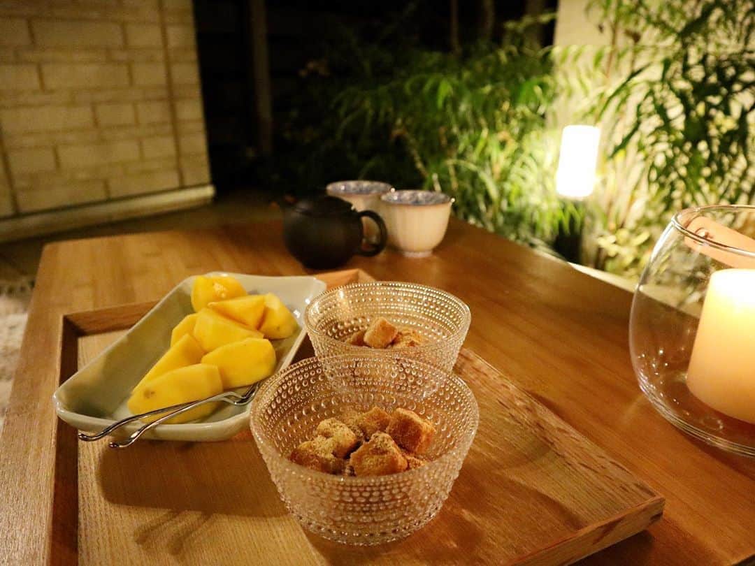 ryuryuさんのインスタグラム写真 - (ryuryuInstagram)「今日は主人があまり遅くなかったので、夜な夜な柿ときな粉餅🍁🌾 . . . 土曜日は下の子の運動会でした😌 . . . . とっても頑張り屋さんで、リレーの練習を毎日一生懸命やっていました☺️6歳が、目標に向かってこんなに毎日一生懸命やるのかと、感心するほど。 . . . 幼稚園最後の運動会🏃‍♂️ . . . 親も子もとても幸せな思い出になりました🥰 . . . 運動会が終わった後、先生に呼び止められ、限界を越えても頑張る子だから、終わってから体調を崩さないか心配です、と言われたのですが、案の定発熱💦 . .  先生が、そのような目で見てくださっていたこともとってもありがたかったですが、体調のことまでよく見てくださっていて更にびっくり😳🌸 . . 本当にありがたいなぁと。  . . そんな今日は代休を利用して大好きなお友達親子と遊ぶ予定だったのに撃沈でした😭 . . . 早くよくなって、遊べたらいいな☺️💕 . . . .  #リビング　#リビングインテリア #リビングダイニング　#北欧インテリア　#北欧ナチュラル　#シンプルモダン　#中庭のある家　#ダイワハウス　#おうち時間　　#シンプルホーム　 #ナチュラルモダン  #中庭のある家　#夜食　#夫婦時間 　#ミックスインテリア」10月5日 22時55分 - ryuryu_home