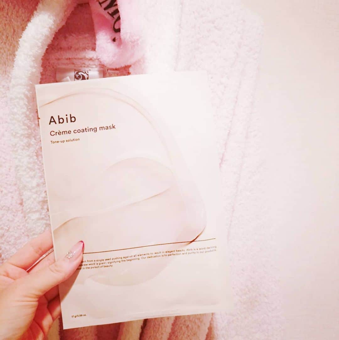 中島彩のインスタグラム：「@abib.japan の#クリームコーティングマスク がすごくよかったのでシェア💕 美容通なお友達からのオススメで선물してもらったもの😘 新感覚のつけ心地にまずはびっくり❤️ ひたひた美容液系ではなくて、しっとりクリーム系😘シートは薄目でしっかり密着✨ 直後のトーンアップ具合に感動❤️確実にワントーン以上白く明るくなってた😍翌朝のお肌のしっとり具合、メイクのりの良さも最高💕 これはリピ決定😍 みっちゃんありがとう❤️  #韓国コスメ #シートマスク　#お肌管理 #トーンアップ　#アビブ　#abib #パック」