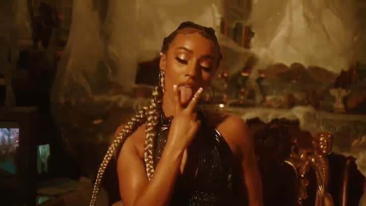 ウィズ・カリファのインスタグラム：「SHAWTY 🧠 game different 😜. Make sure you Taylor’s watch the Pov video today and stream the SAGA Deluxe 💨 #POV #taylorgang」