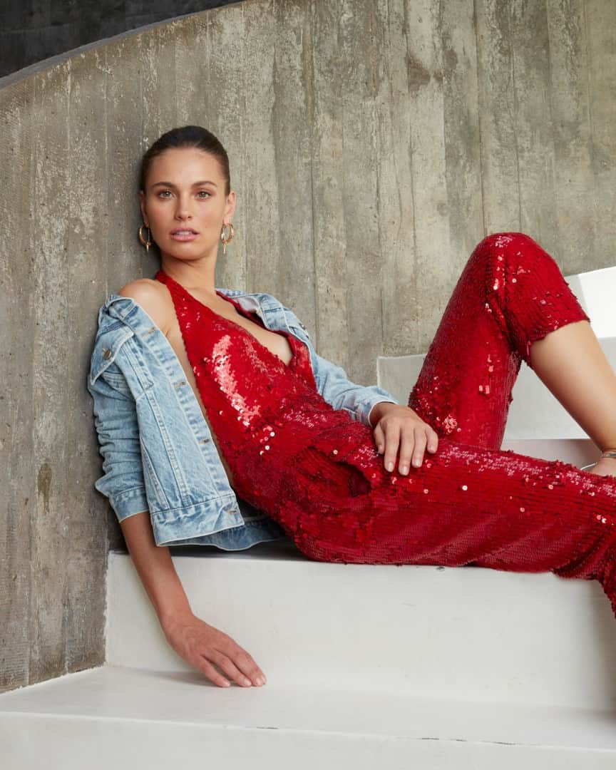 ロザ チャのインスタグラム：「Quer uma produção power? Então invista em peças com paetês bordados! Para dar um toque mais cool ao look, complemente com uma jaqueta jeans. Acesse o nosso site ou visite uma de nossas lojas físicas e veja mais. (Macacão ref. 07.11.0262 e Jaqueta ref. 24.08.0316) #rosacha」