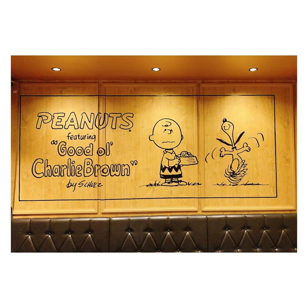 廣瀬茜さんのインスタグラム写真 - (廣瀬茜Instagram)「「PEANUTS DINER」にも行きました🍴  元々お母さんがスヌーピー大好きで、影響を受けて私もスヌーピーが大好きになったので、親子で大興奮でした❣️  PEANUTS DINER神戸で使われているミールプレートも購入しました☺︎♪  ゆかちゃん(@yukakokurosaka0606)のブランド @jour.de.muguet のお洋服も着て、好きなものに囲まれてハッピー💘  #jourdemuguet #snoopy #peanuts #peanutsdiner #スヌーピー #神戸」10月5日 23時03分 - akane_bandmaid