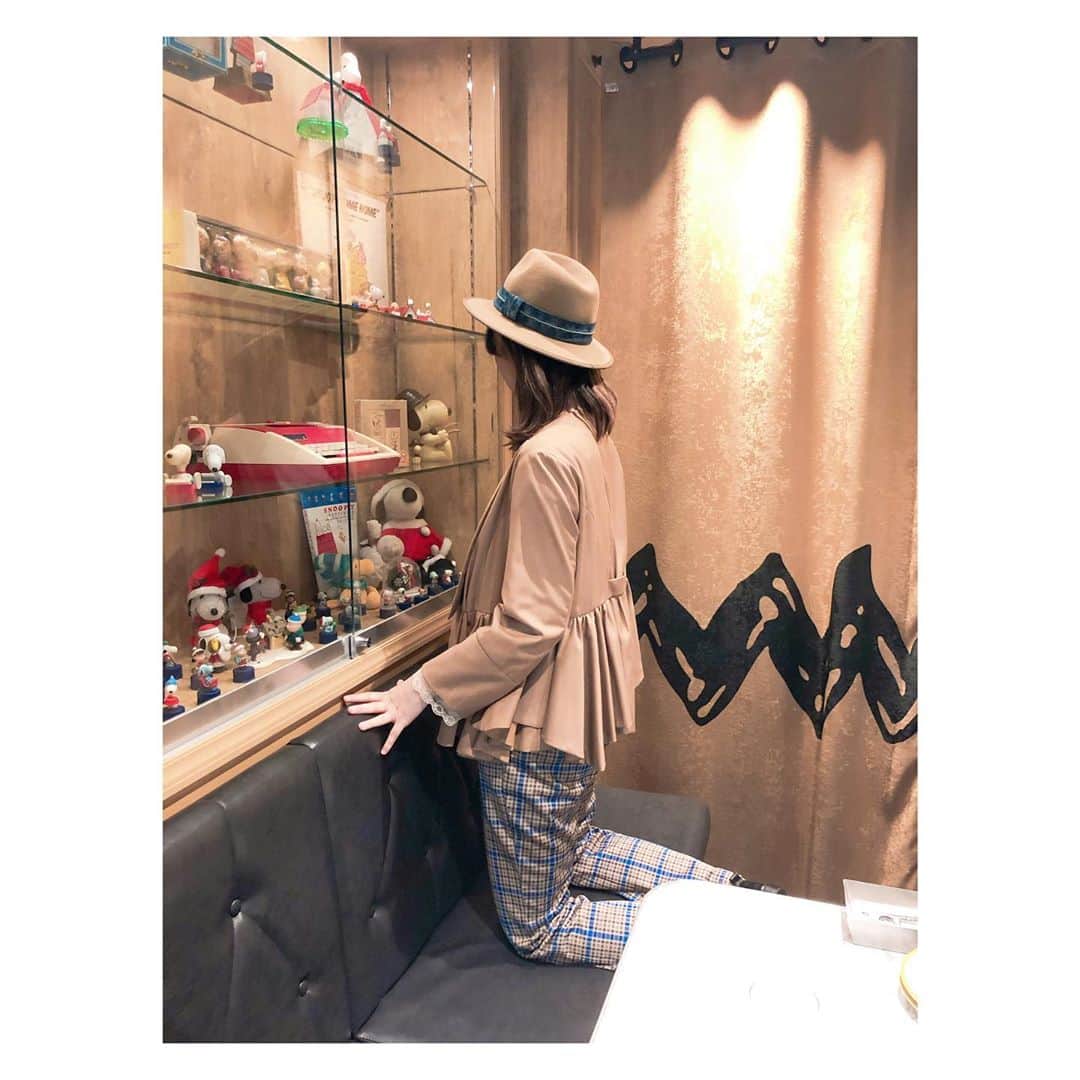 廣瀬茜さんのインスタグラム写真 - (廣瀬茜Instagram)「「PEANUTS DINER」にも行きました🍴  元々お母さんがスヌーピー大好きで、影響を受けて私もスヌーピーが大好きになったので、親子で大興奮でした❣️  PEANUTS DINER神戸で使われているミールプレートも購入しました☺︎♪  ゆかちゃん(@yukakokurosaka0606)のブランド @jour.de.muguet のお洋服も着て、好きなものに囲まれてハッピー💘  #jourdemuguet #snoopy #peanuts #peanutsdiner #スヌーピー #神戸」10月5日 23時03分 - akane_bandmaid