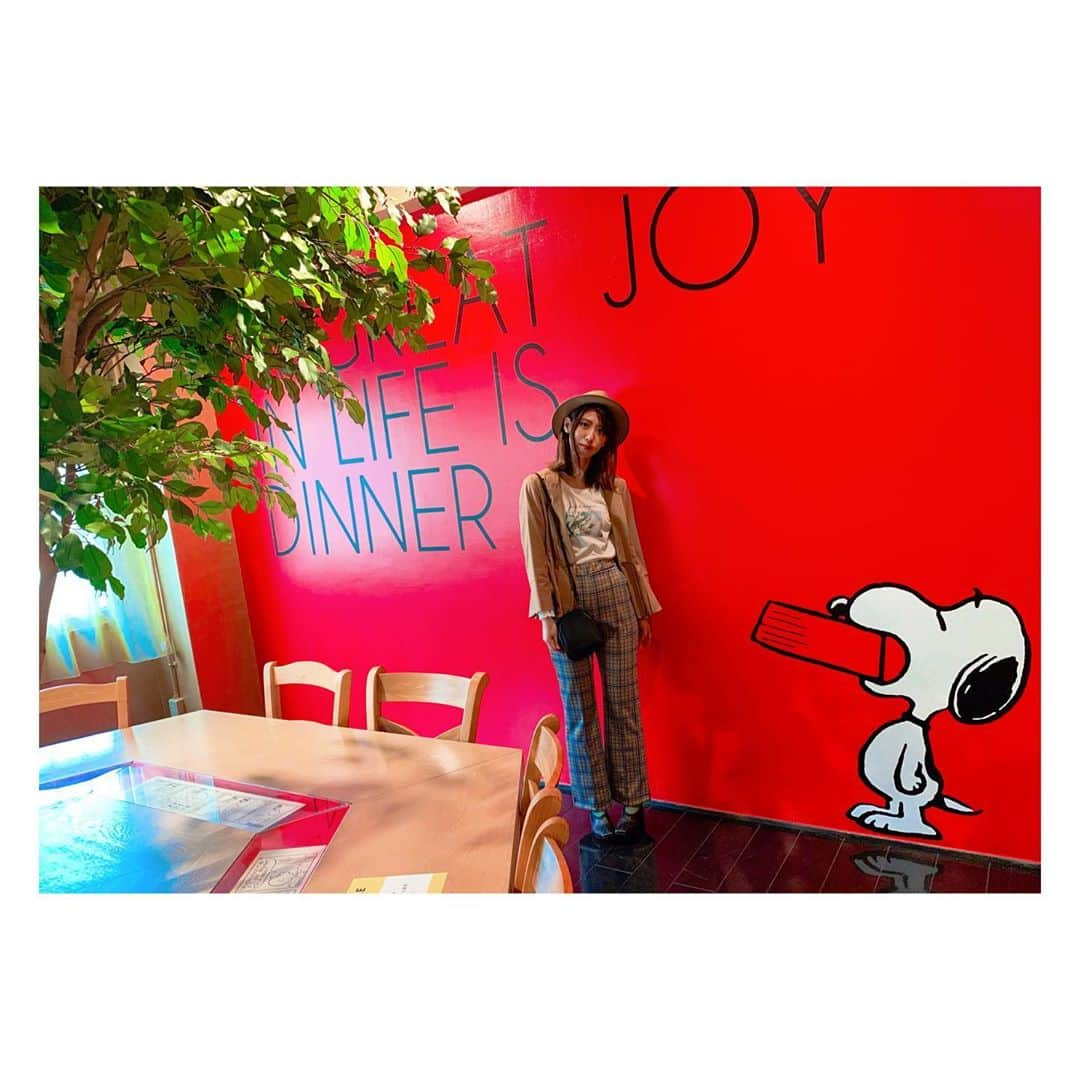 廣瀬茜さんのインスタグラム写真 - (廣瀬茜Instagram)「「PEANUTS DINER」にも行きました🍴  元々お母さんがスヌーピー大好きで、影響を受けて私もスヌーピーが大好きになったので、親子で大興奮でした❣️  PEANUTS DINER神戸で使われているミールプレートも購入しました☺︎♪  ゆかちゃん(@yukakokurosaka0606)のブランド @jour.de.muguet のお洋服も着て、好きなものに囲まれてハッピー💘  #jourdemuguet #snoopy #peanuts #peanutsdiner #スヌーピー #神戸」10月5日 23時03分 - akane_bandmaid