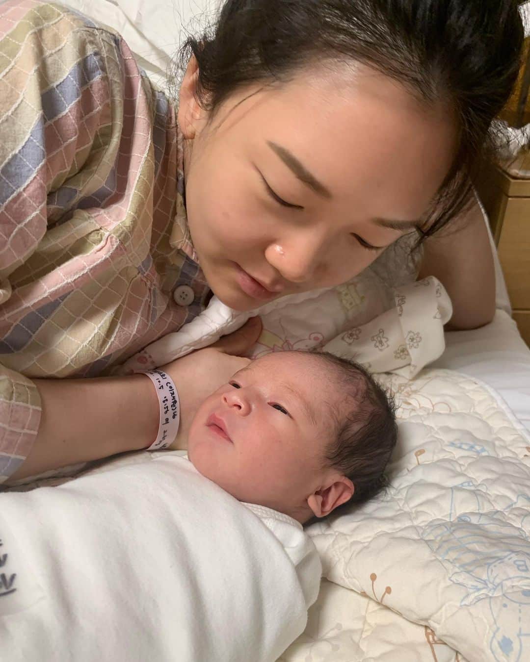 イ・ジェウォンのインスタグラム：「.  내사랑 둘 모두건강🤱🏻 우리 초희 진짜 너무 고생 많았어  순산기원 해주신 모든 분들 덕분에  둘다 아주 건강히 출산하였어요 감사합니다. 정말 행복한 날이네요  #소중한봄봄이🌼」