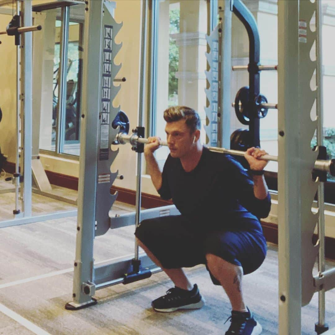 ニック・カーターさんのインスタグラム写真 - (ニック・カーターInstagram)「Up at 6:00 am and in the gym at 6:30. It’s time to grind from now all the way into the New Year!!! LETS GO!!!   . . #nevergiveup💪 #justdoit #fitness #mindandbody #healthandfitness #nextlevel #beready #winning #fighter #doingitforthekids #backstreet2021 #bsb #backstreetsback #2021 #healthyfatherhood #staystrong #vegasstrong」10月5日 23時03分 - nickcarter