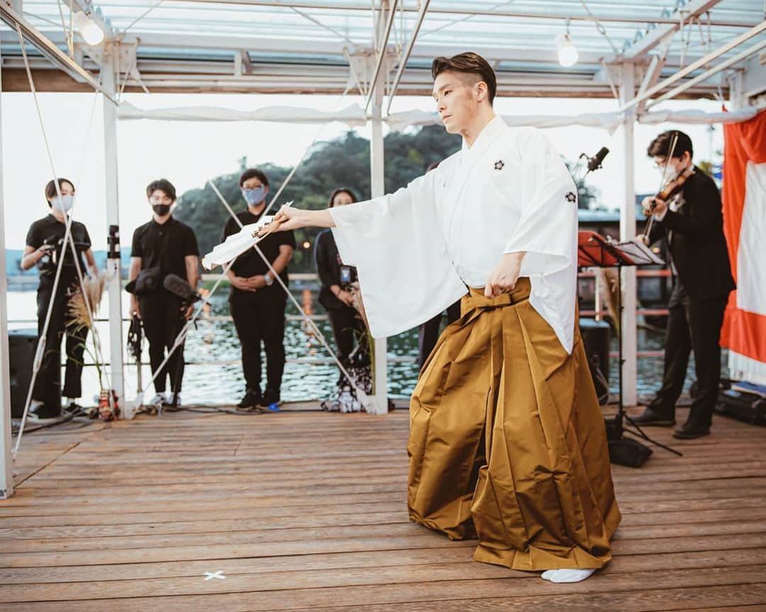 梅川壱ノ介（舞踊家）のインスタグラム：「𝐉𝐚𝐩𝐚𝐧𝐞𝐬𝐞 𝐜𝐥𝐚𝐬𝐬𝐢𝐜𝐚𝐥 𝐝𝐚𝐧𝐜𝐞  観月祭 2020 ￣￣￣￣￣￣￣￣￣￣￣￣￣￣￣￣￣￣￣￣ 水上ステージでのリハーサルの様子。  今回は今月から始まる大分県の取り組み、大分県内の芸術文化の盛り上がりを取り戻す【Regain! Oita Art Series】というキャンペーンのもと、プレイベントとして踊らせて頂きました。  今後YouTubeにも様子がアップされますのでまた告知させて頂きます。  photo by @cotaroishii  #梅川壱ノ介  #日本舞踊 #大分県 #観月祭2020  #regainoitaartseries #屋形船より」